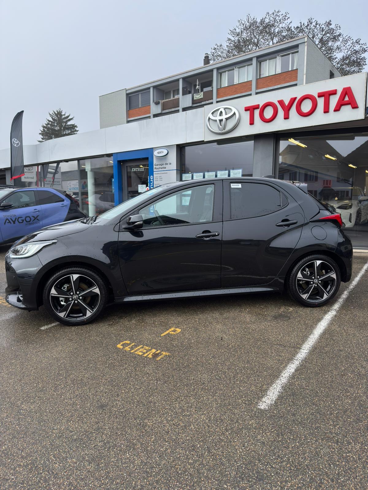 TOYOTA Yaris 1.5 Premium e-CVT-image-1