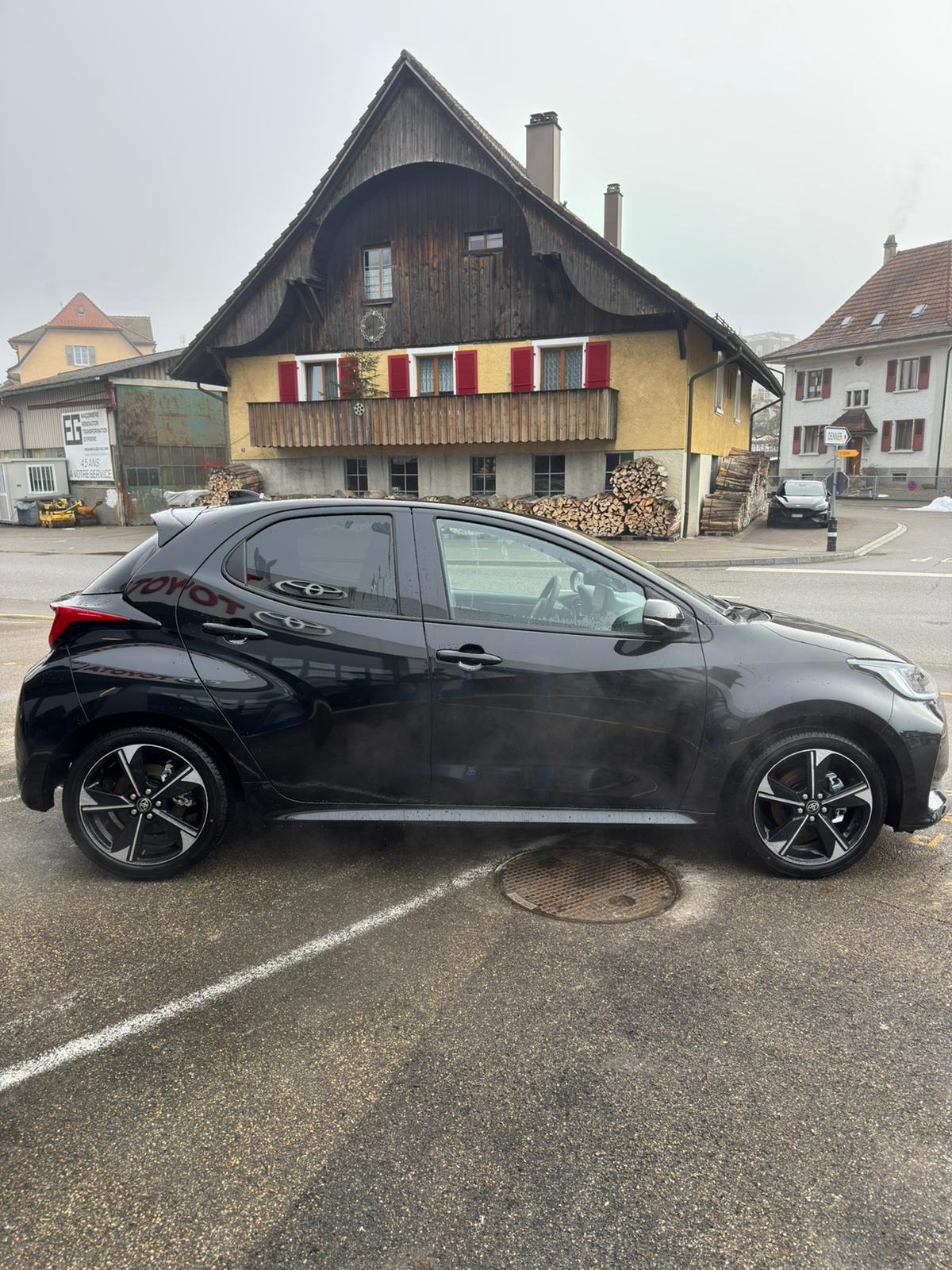 TOYOTA Yaris 1.5 Premium e-CVT-image-5