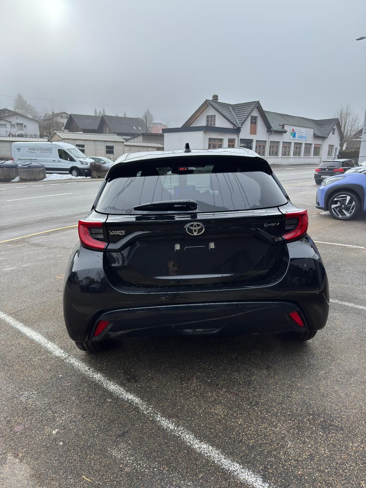 TOYOTA Yaris 1.5 Premium e-CVT-image-3