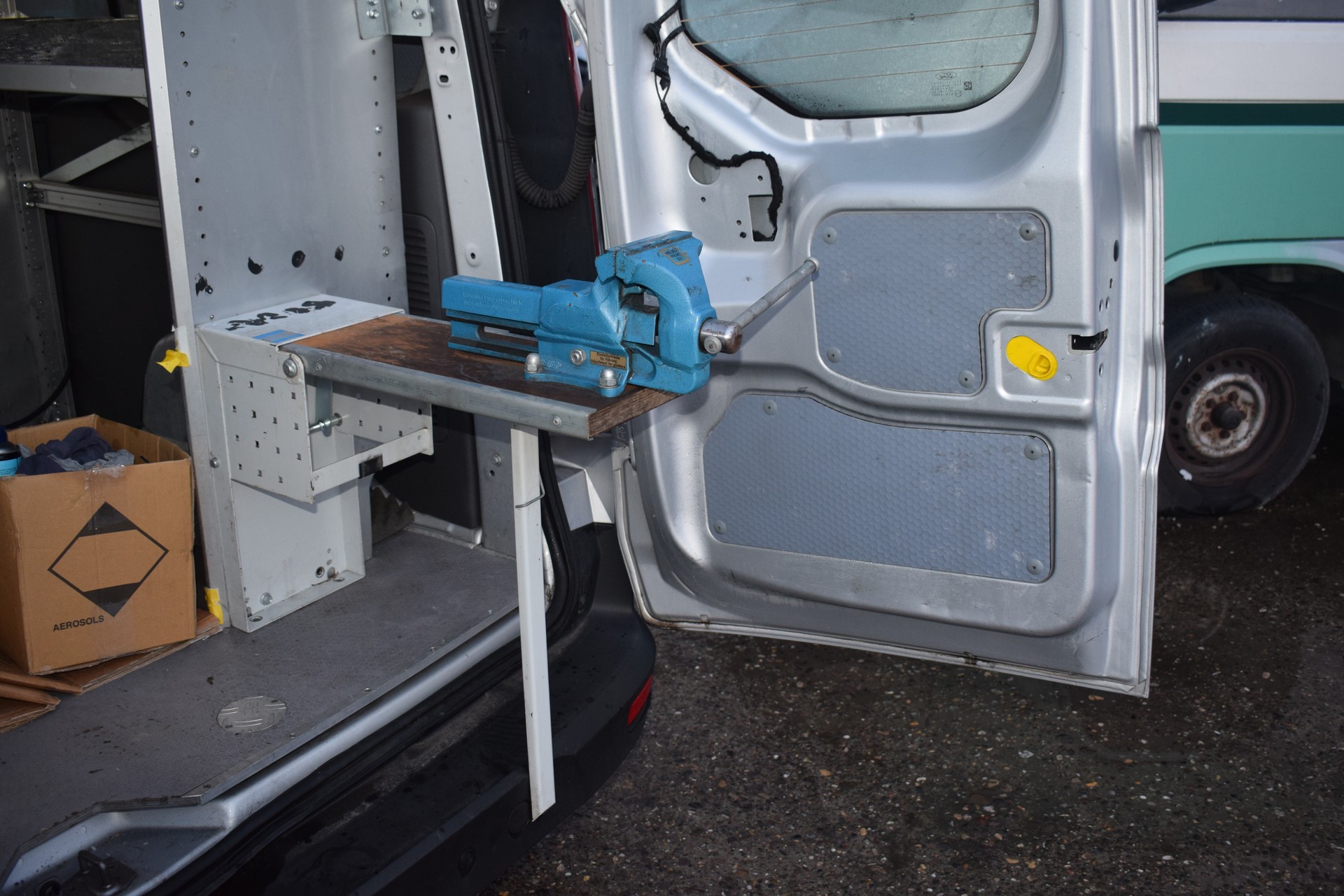 FORD TRANSIT CONNECT-image-5