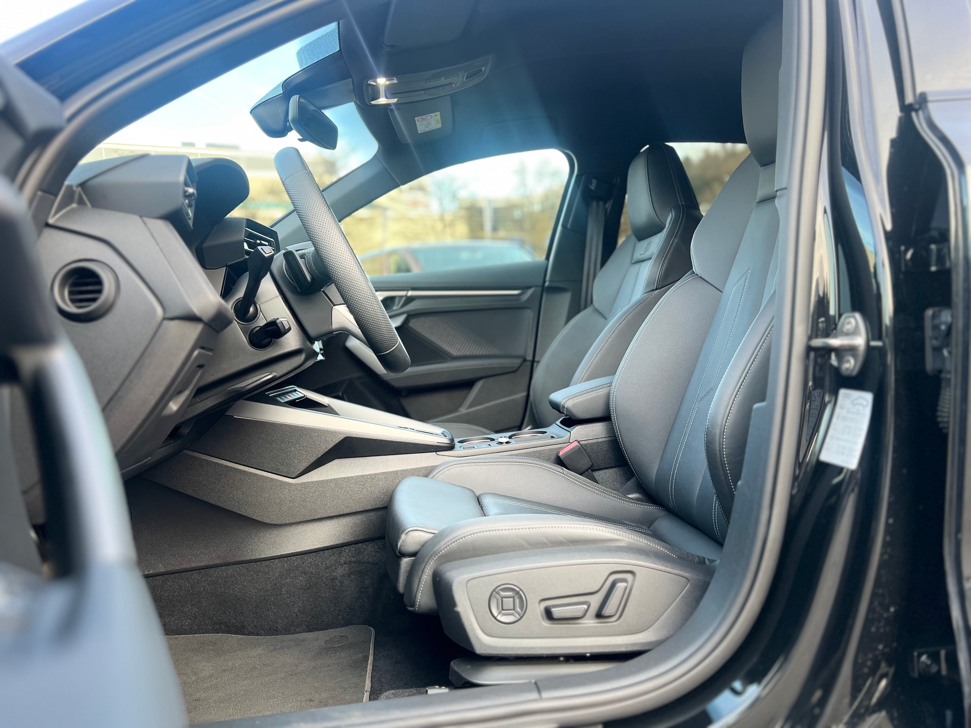 AUDI S3 Sportback TFSI quattro S-tronic-image-11