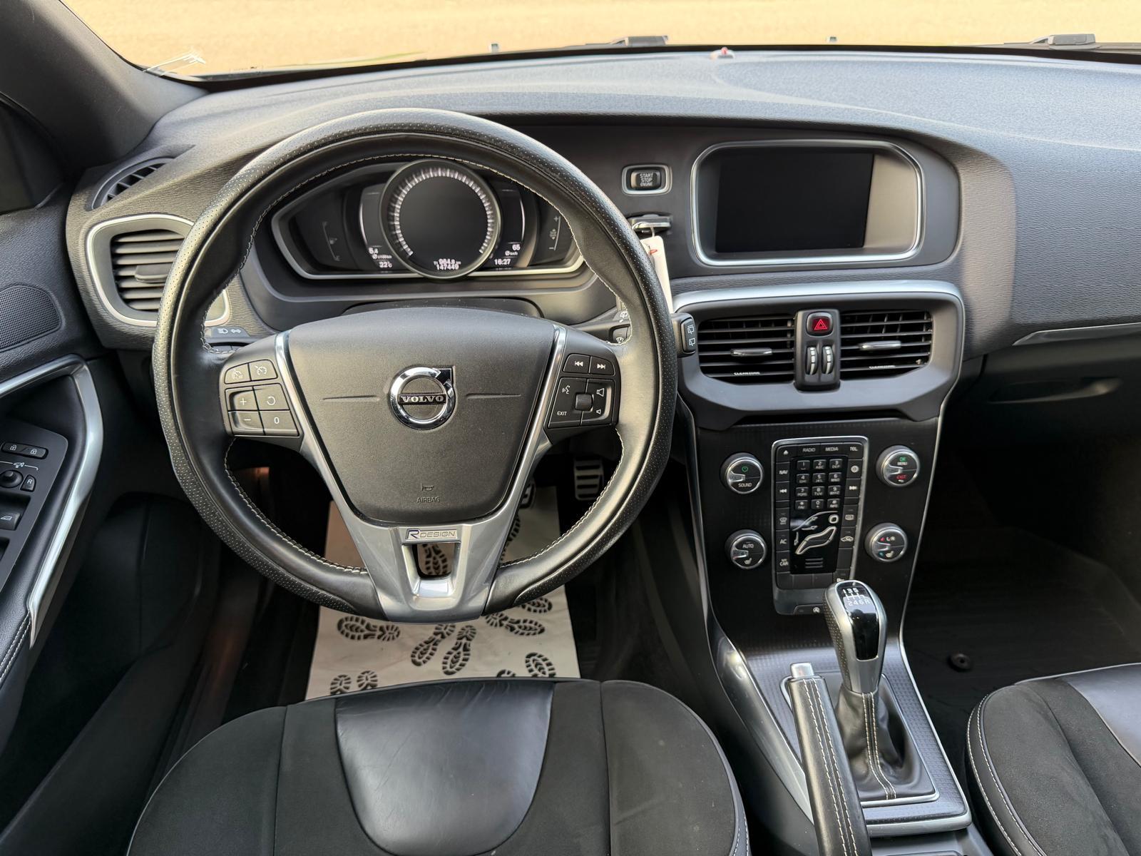 VOLVO V40 2.0 D2 Momentum R-Design S/S-image-9