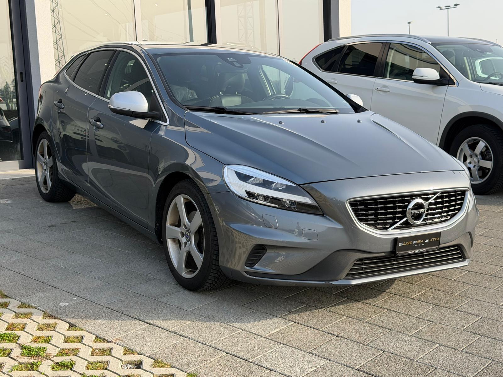 VOLVO V40 2.0 D2 Momentum R-Design S/S-showroom-element-1