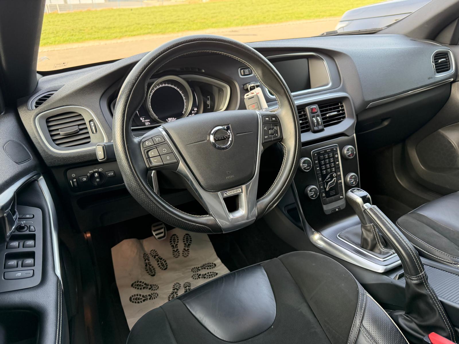 VOLVO V40 2.0 D2 Momentum R-Design S/S-image-7