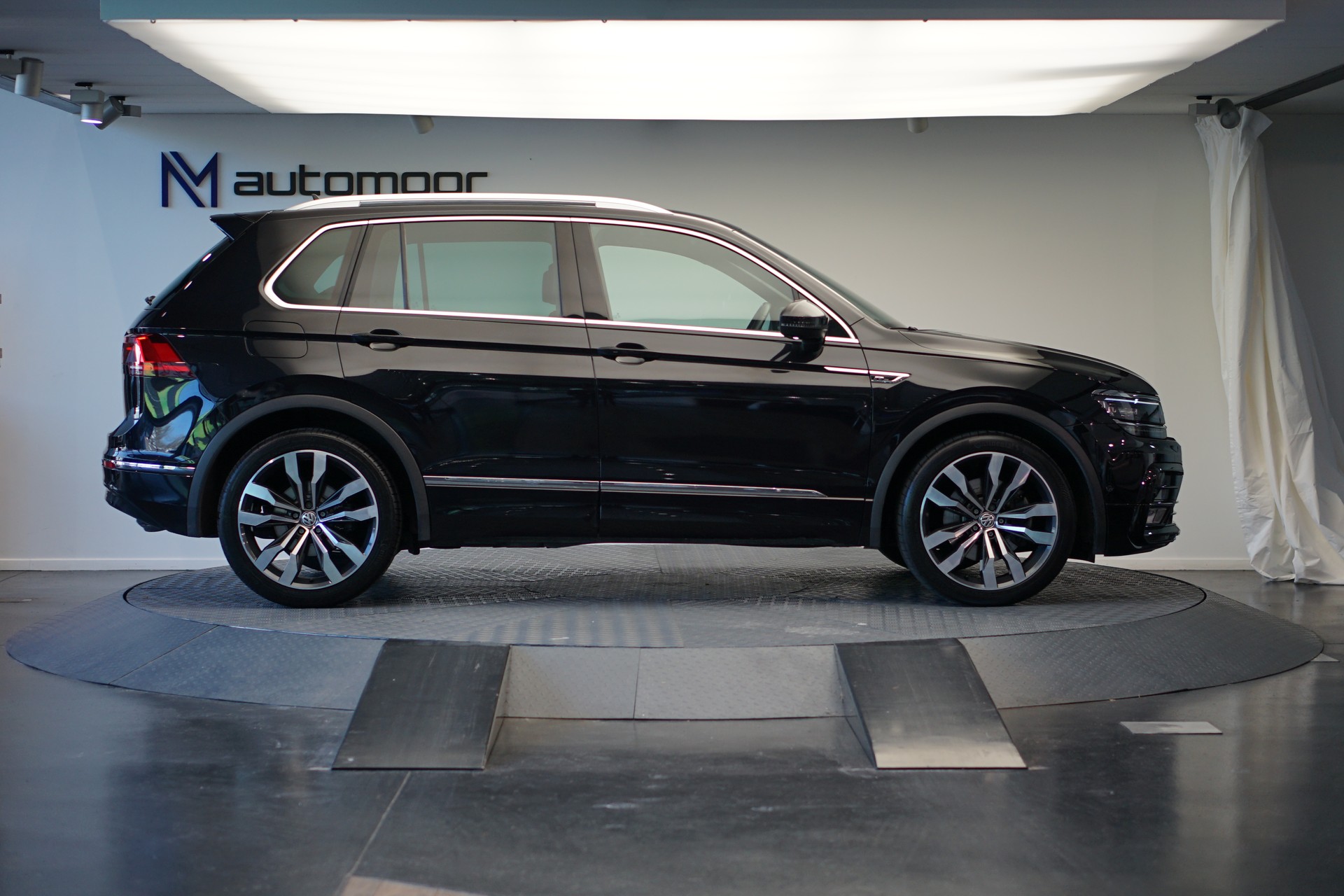 VW Tiguan 2.0TSI Highline R-Line 4Motion DSG *CH-Fahrzeug* *AHK*-showroom-element-3
