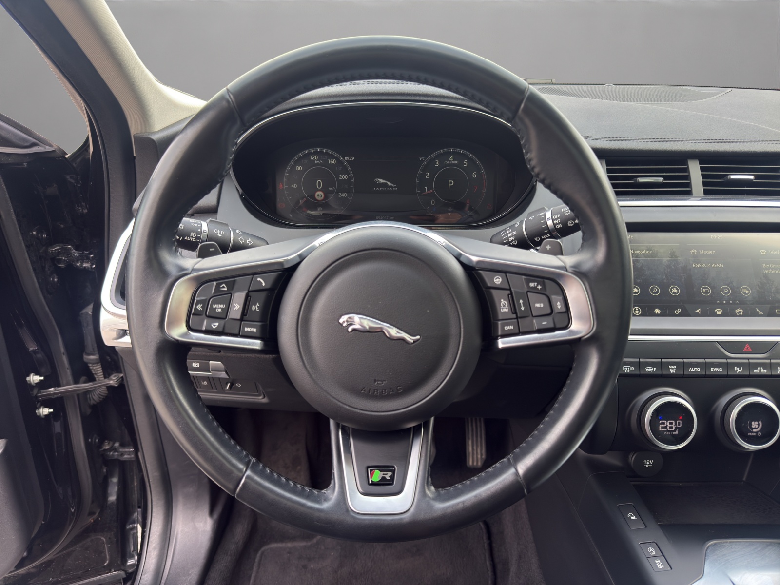 JAGUAR E-Pace 2.0 P200 HSE AWD Automatik-image-18