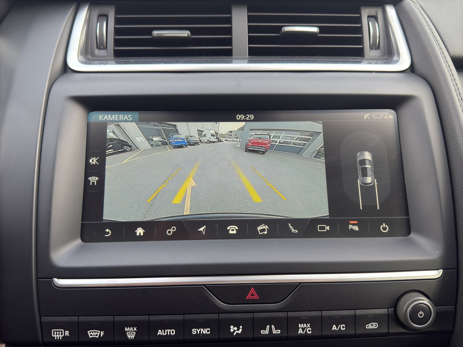 JAGUAR E-Pace 2.0 P200 HSE AWD Automatik-image-19