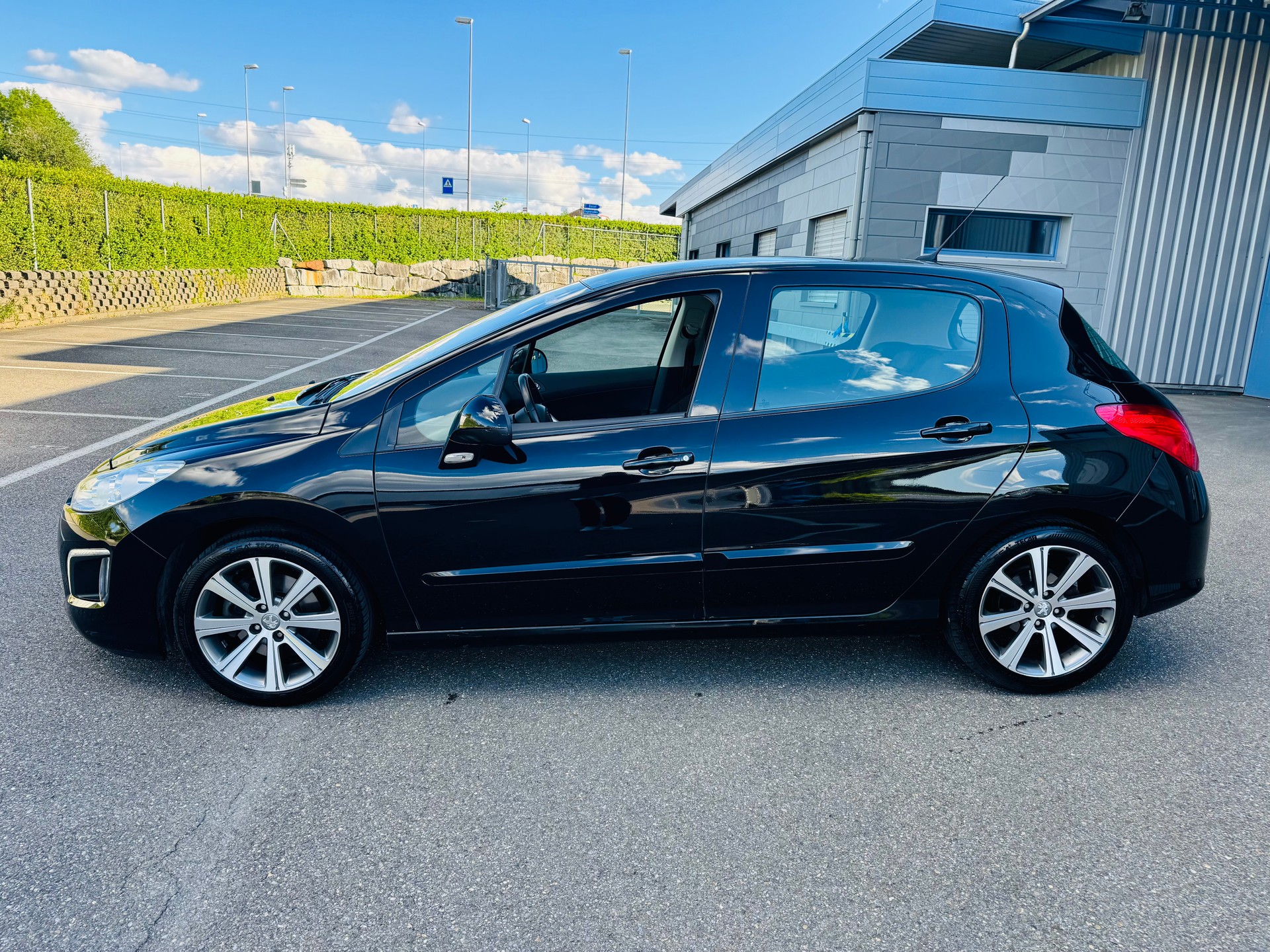 PEUGEOT 308 1.6 16V Turbo Swiss Edition-image-1