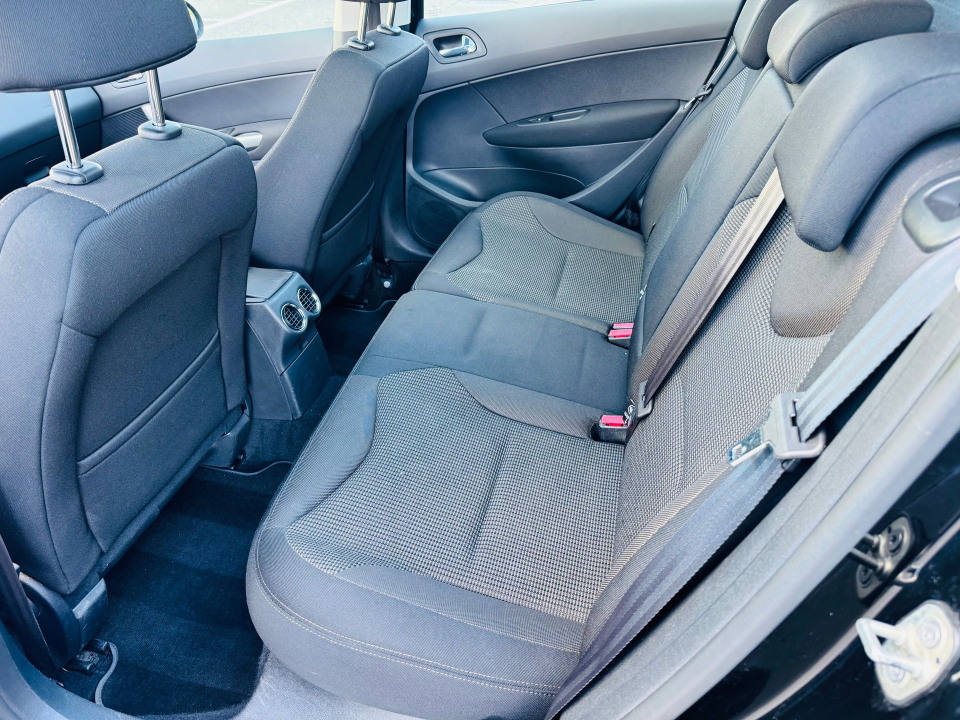PEUGEOT 308 1.6 16V Turbo Swiss Edition-image-9