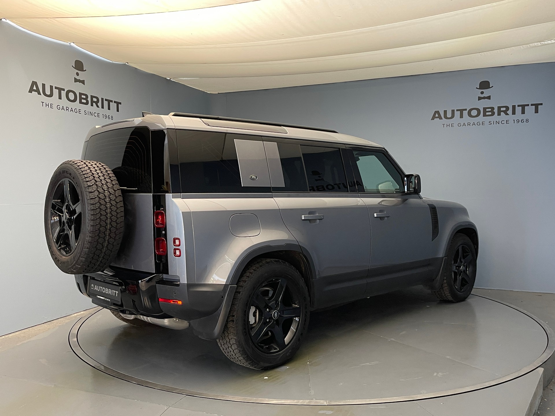 LAND ROVER Defender 110 3.0 D I6 300 SE-showroom-element-3