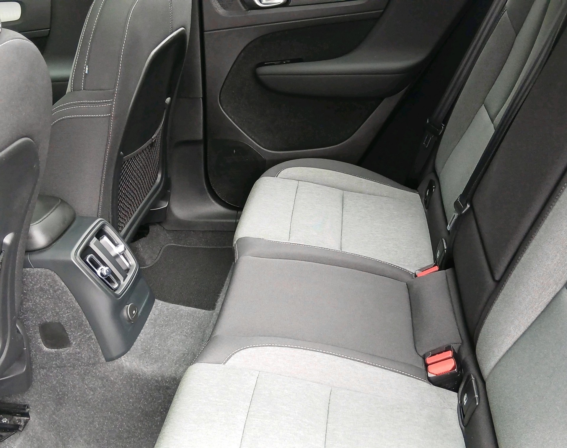 VOLVO XC40 1.5 T4 PiH R-Design Expre-showroom-element-3
