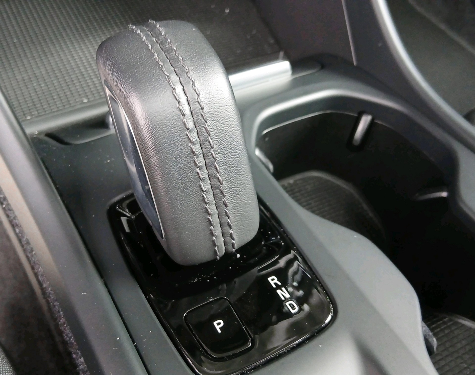 VOLVO XC40 1.5 T4 PiH R-Design Expre-image-17