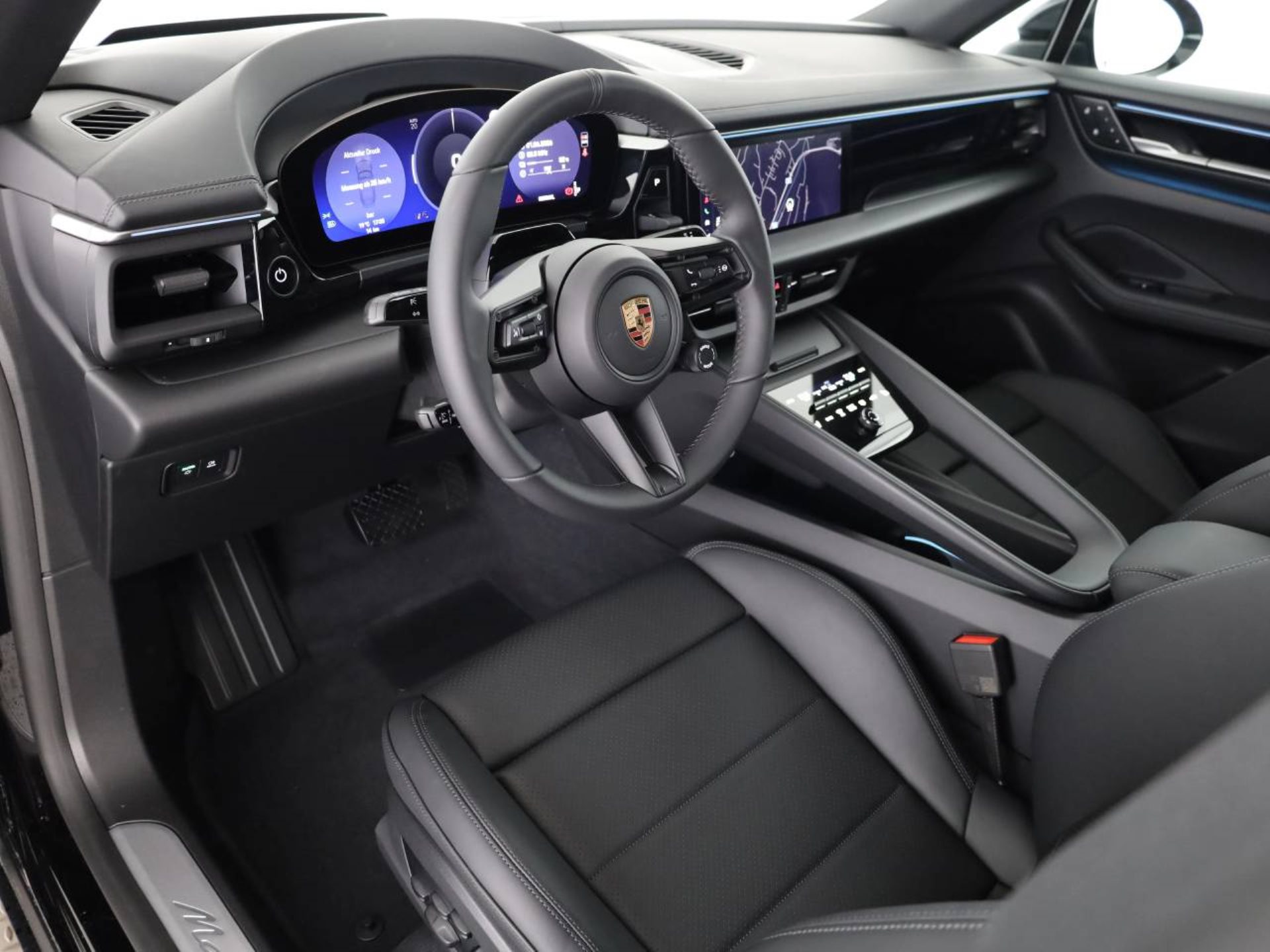 PORSCHE Macan 4-showroom-element-3