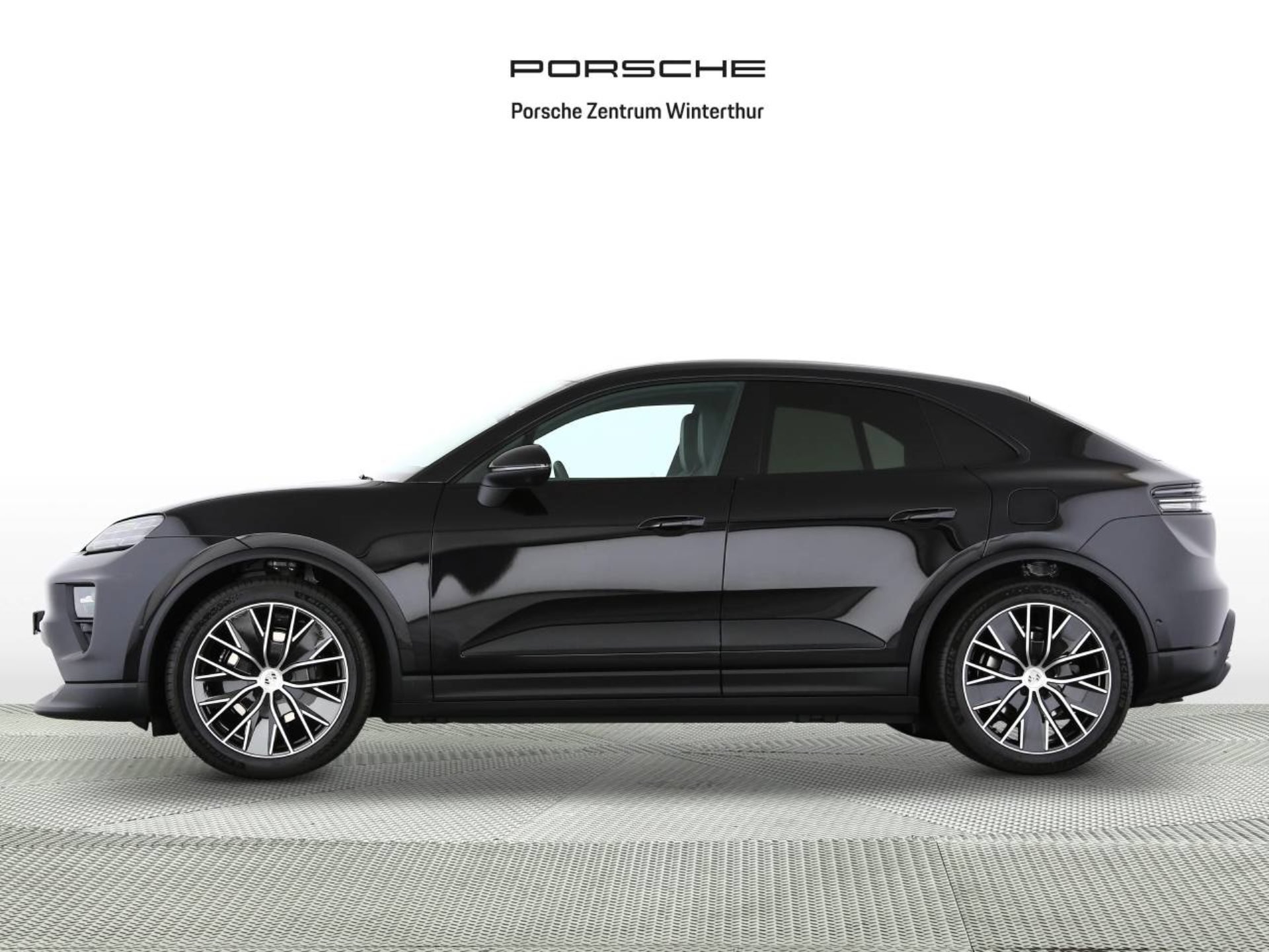 PORSCHE Macan 4-showroom-element-1