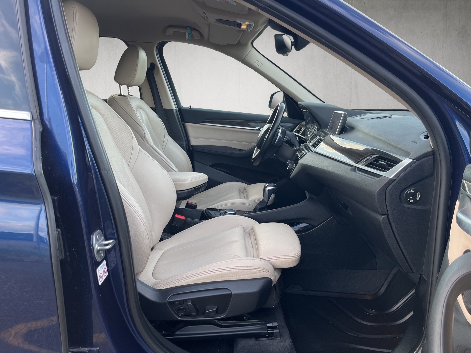 BMW X1 xDrive 20i xLine Steptronic-image-10