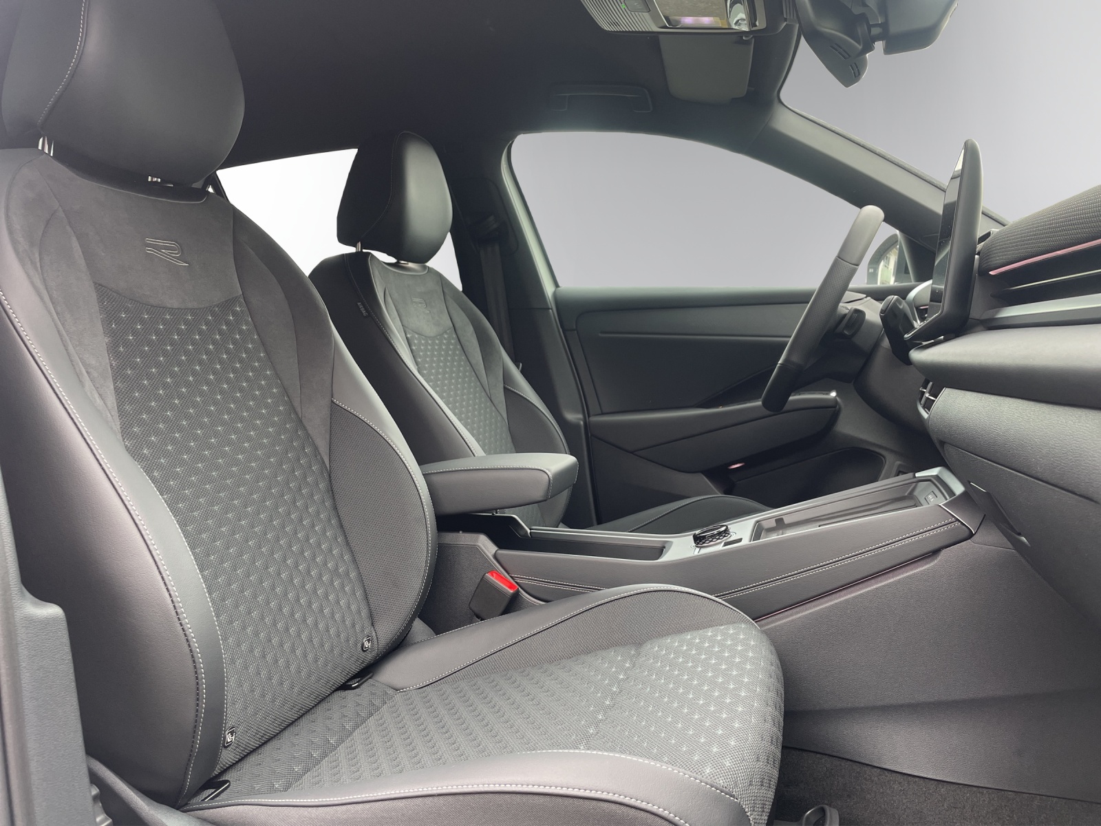 VW T-Roc 1.5 eTSI mHEV R-Line DSG-image-12