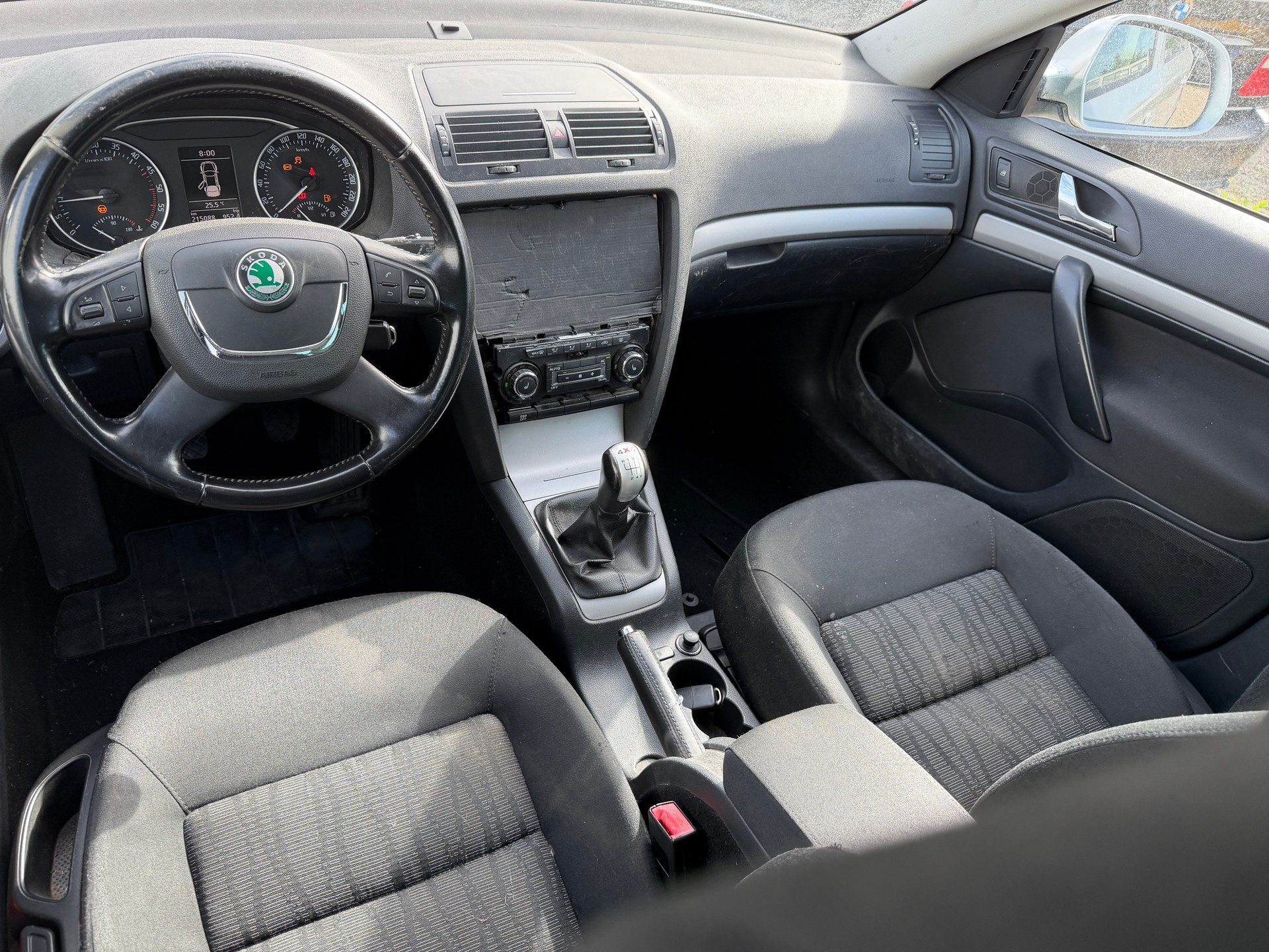 SKODA Octavia Combi 2.0 TDI Adventure 4x4-image-4