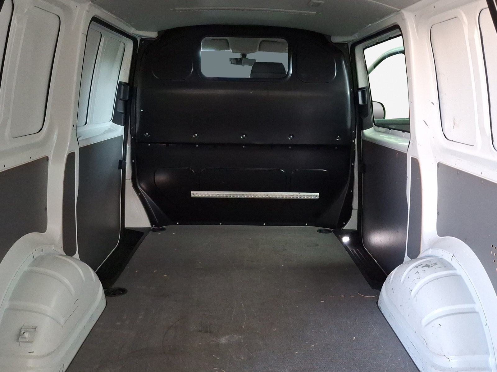 VW T6.1 2.0 TDI-image-12