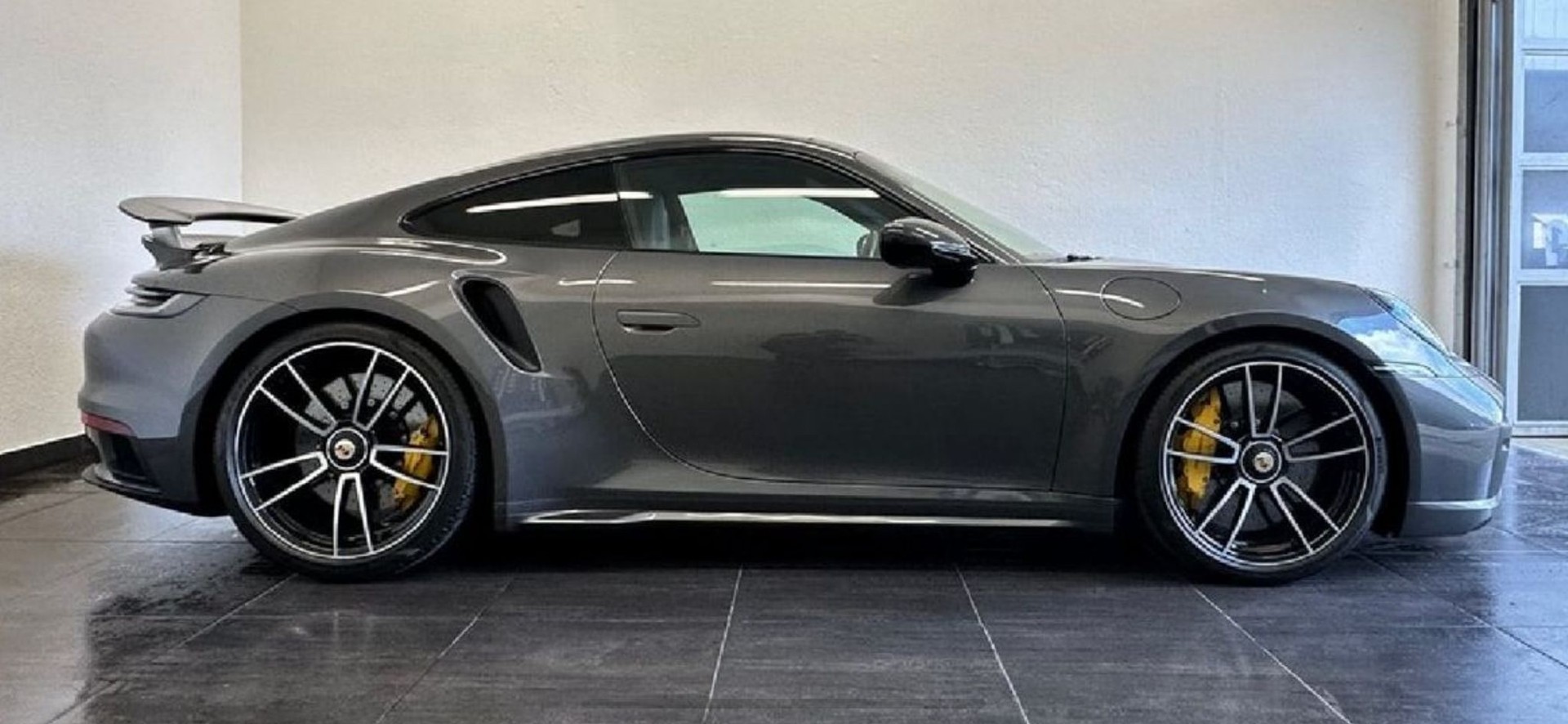 PORSCHE 911 Turbo S PDK *Porsche Approved Garantie bis 03.2029*-showroom-element-1