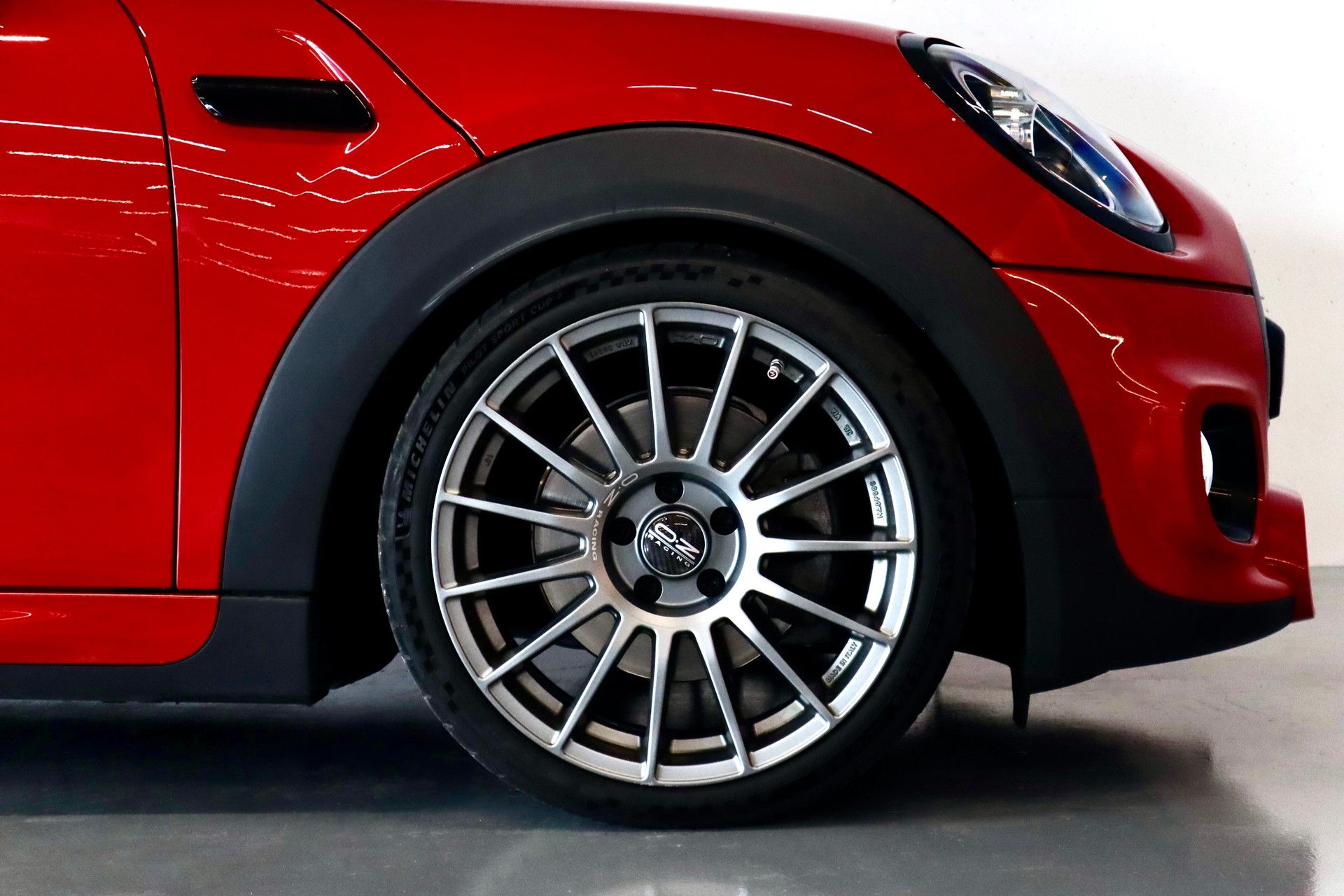 MINI COOPER S | HANDSCHALTUNG | OZ FELGEN | SPORTAUSPUFF | SPORTFAHRWERK | JÄHRLICHER SERVICE-showroom-element-3