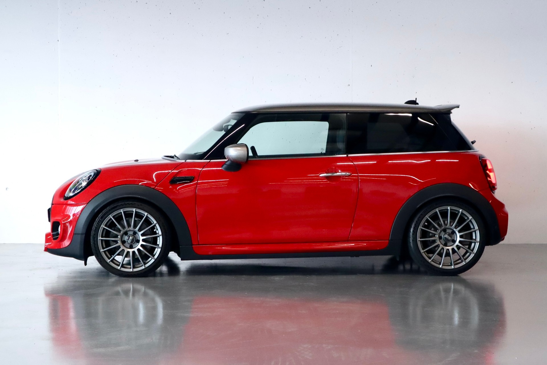 MINI COOPER S | HANDSCHALTUNG | OZ FELGEN | SPORTAUSPUFF | SPORTFAHRWERK | JÄHRLICHER SERVICE-showroom-element-1