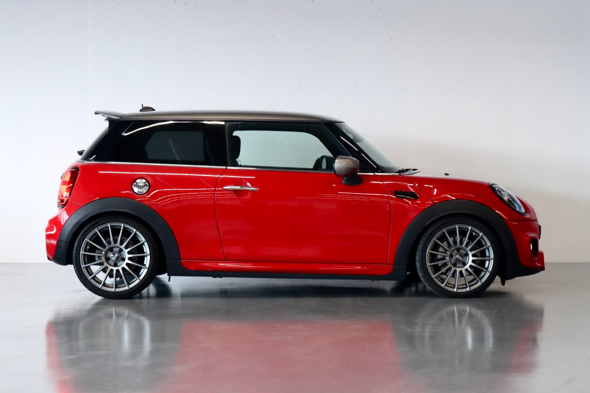 MINI COOPER S | HANDSCHALTUNG | OZ FELGEN | SPORTAUSPUFF | SPORTFAHRWERK | JÄHRLICHER SERVICE-showroom-element-2