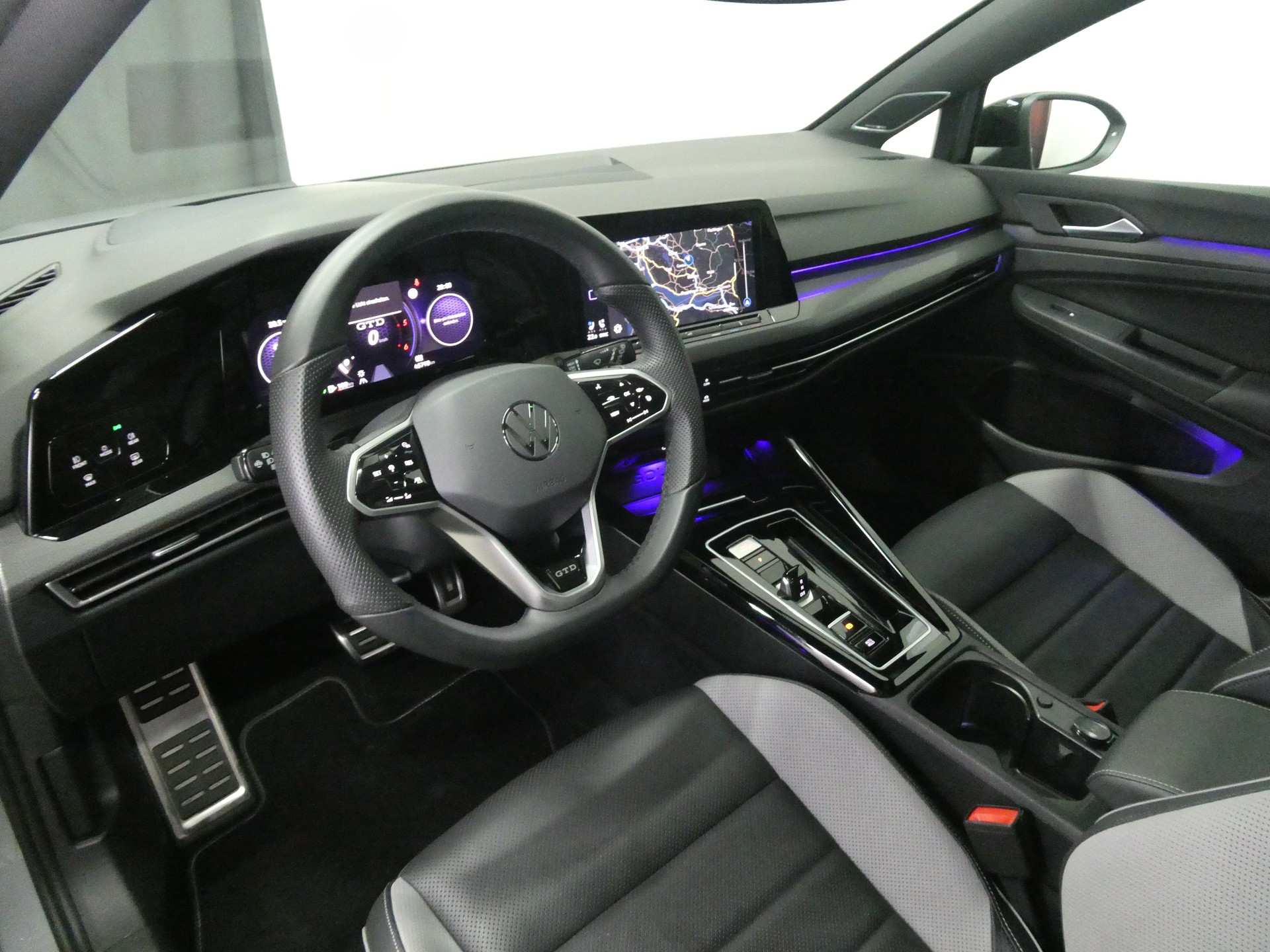 VW Golf 2.0 TDI GTD DSG - Panorama - Leder - Harman/Kardon - Head-Up - AHK - Kamera - 200 PS-image-8
