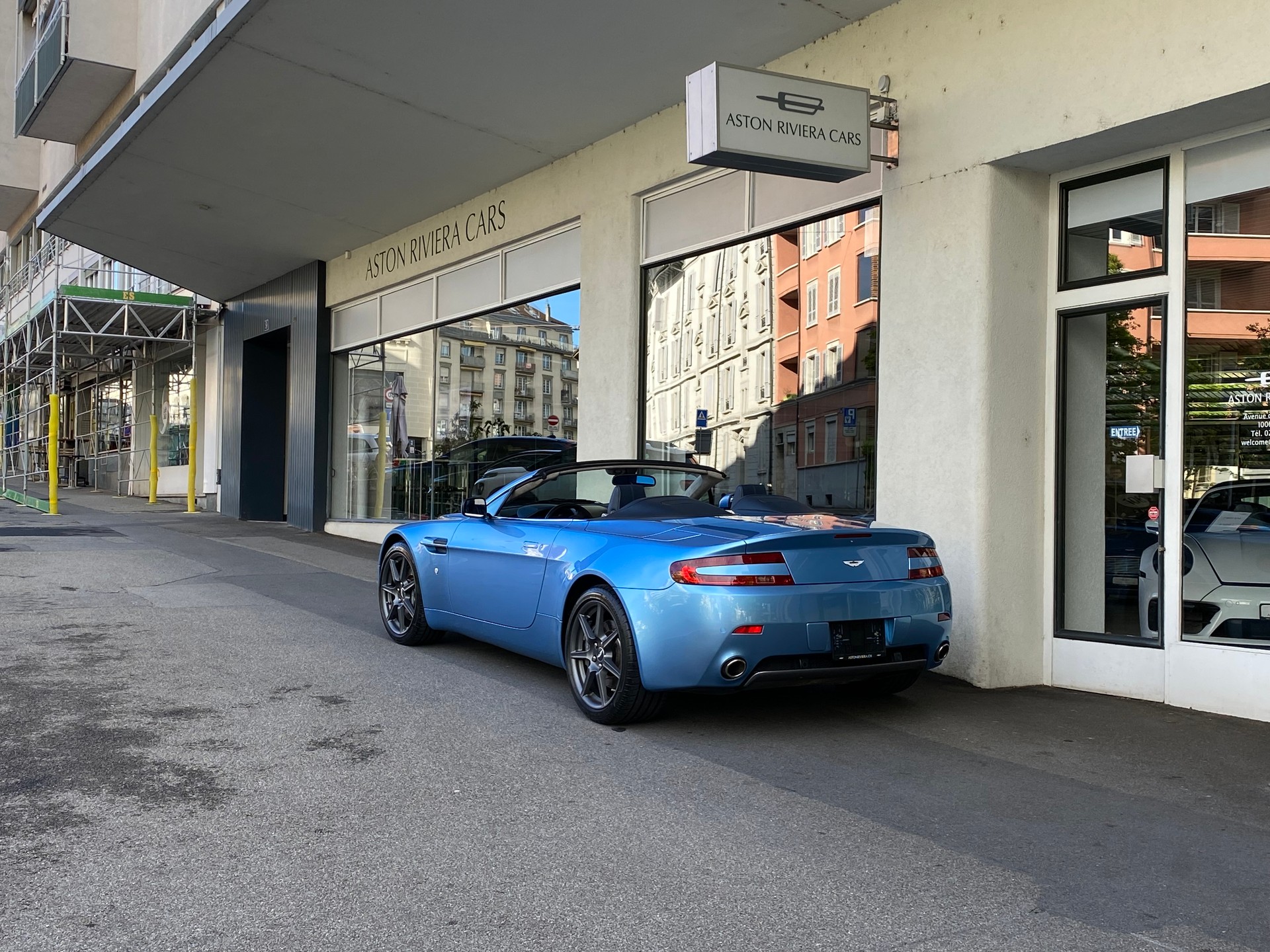 ASTON MARTIN V8 Vantage 4.3-image-3