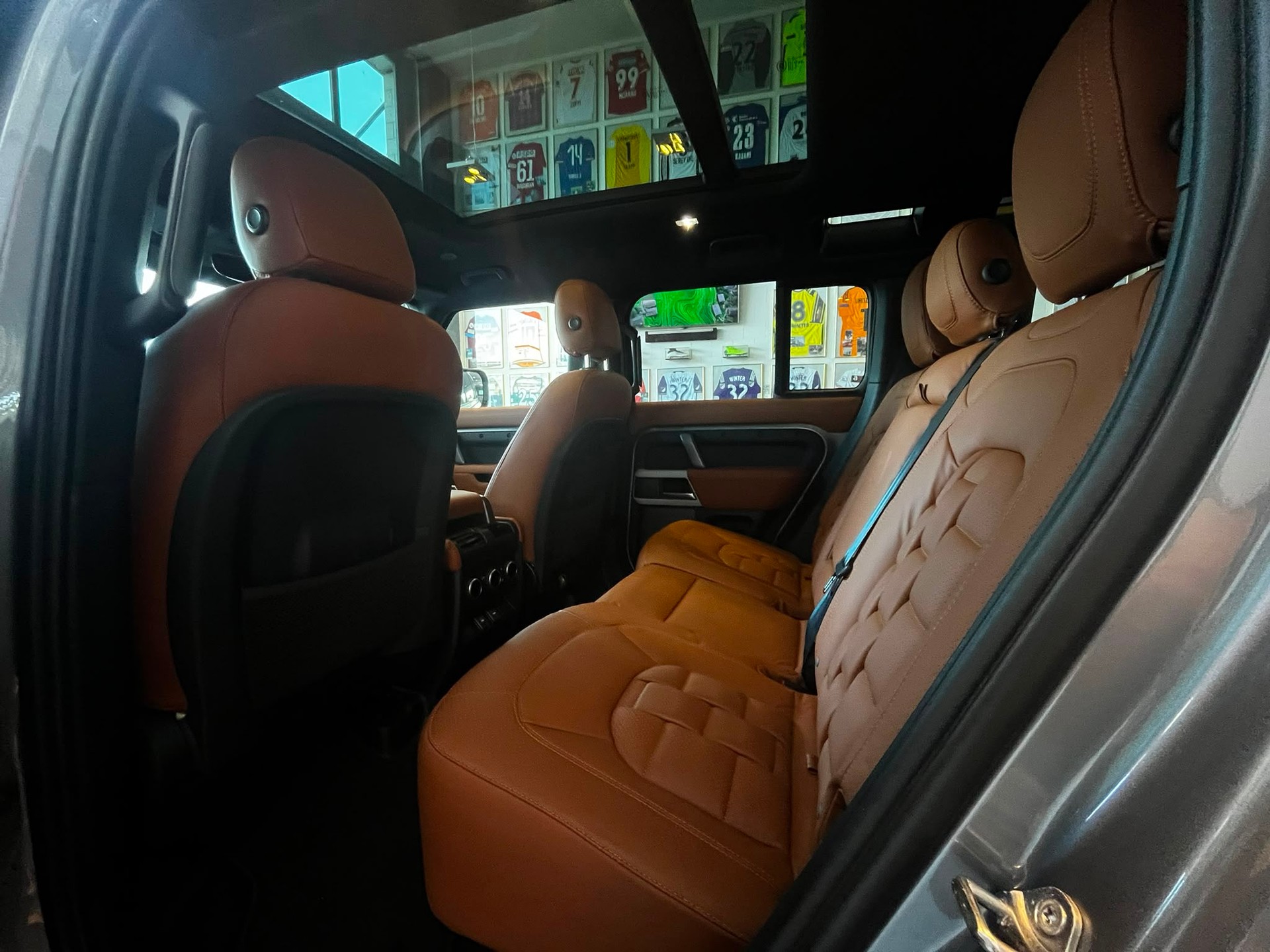 LAND ROVER Defender 110 3.0 D I6 300 X-Dynamic SE * Urban-Umbau *-image-12