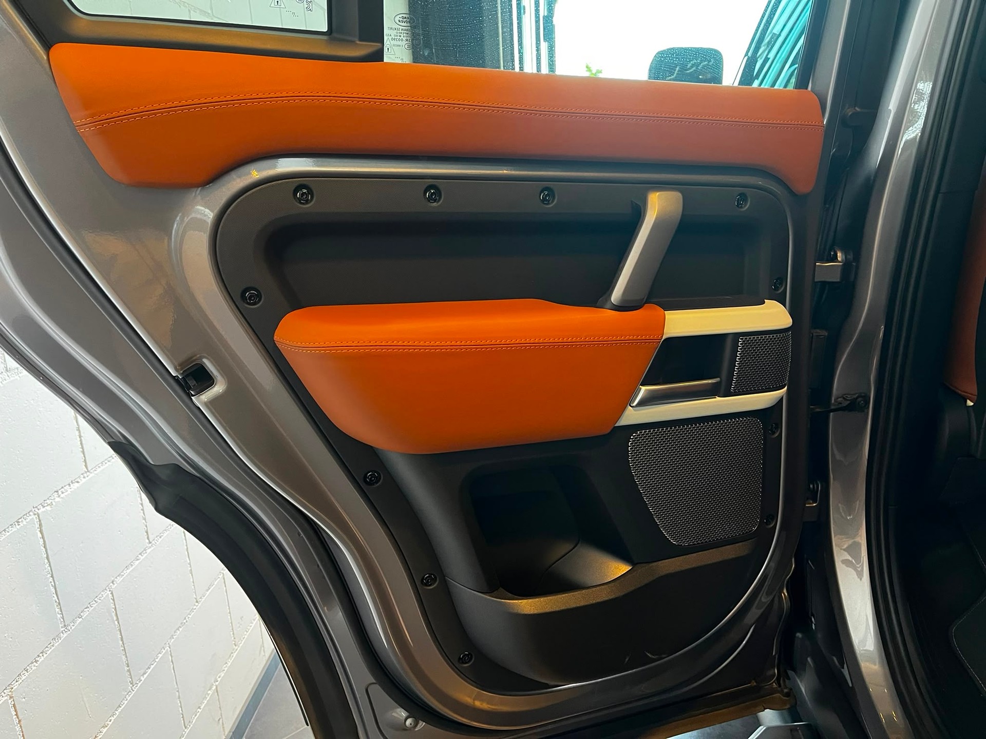 LAND ROVER Defender 110 3.0 D I6 300 X-Dynamic SE * Urban-Umbau *-image-23