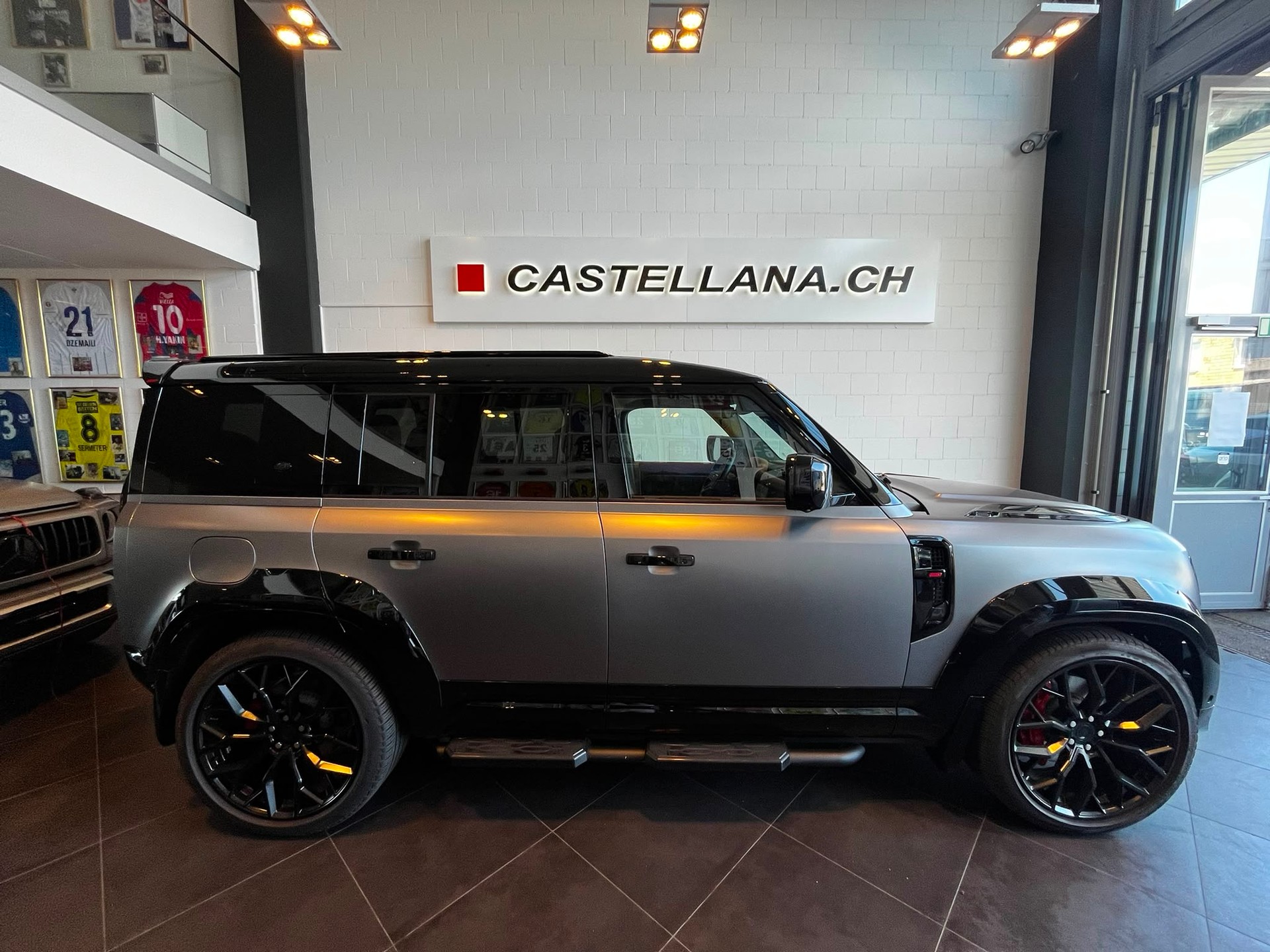 LAND ROVER Defender 110 3.0 D I6 300 X-Dynamic SE * Urban-Umbau *-image-4