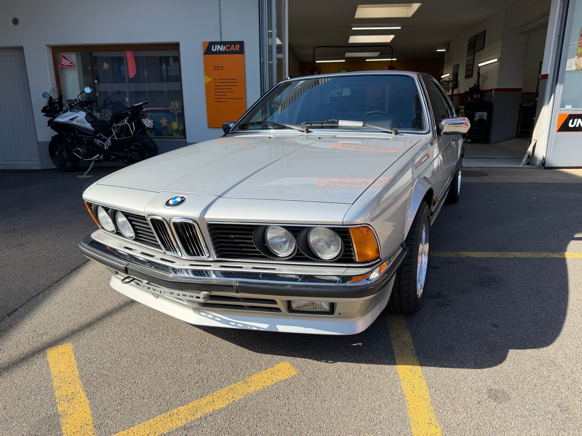 BMW CSI-showroom-element-1