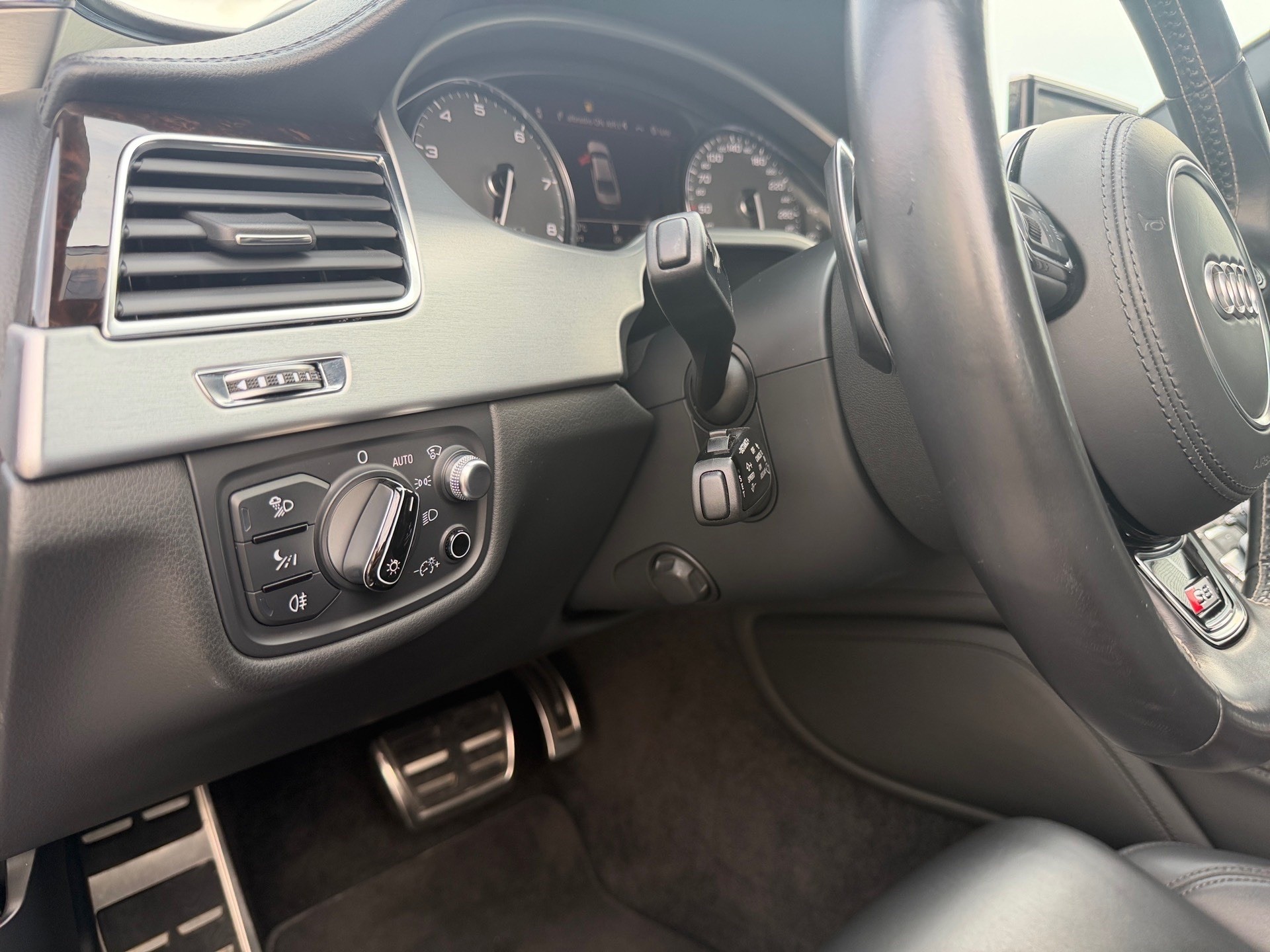 AUDI S8 4.0 TFSI V8 quattro tiptronic-image-14