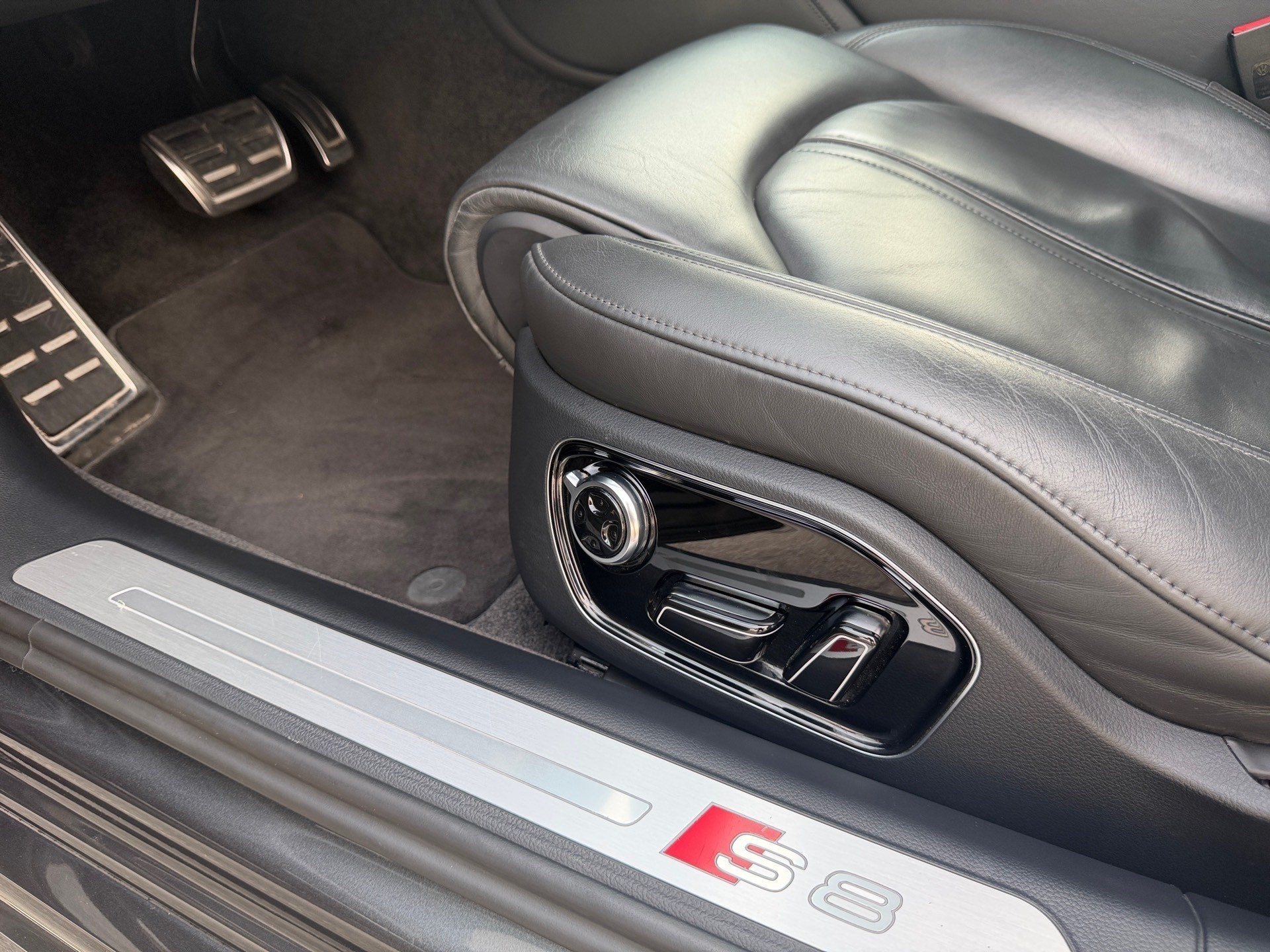 AUDI S8 4.0 TFSI V8 quattro tiptronic-image-16
