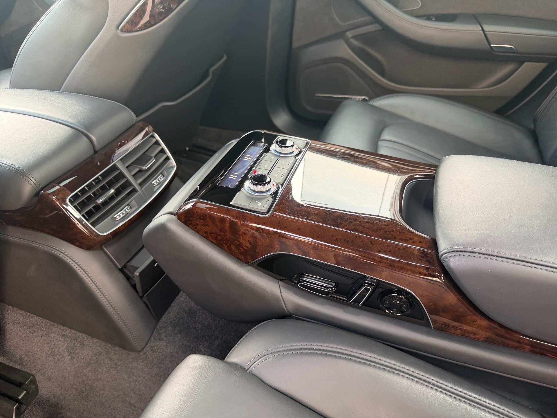 AUDI S8 4.0 TFSI V8 quattro tiptronic-image-18