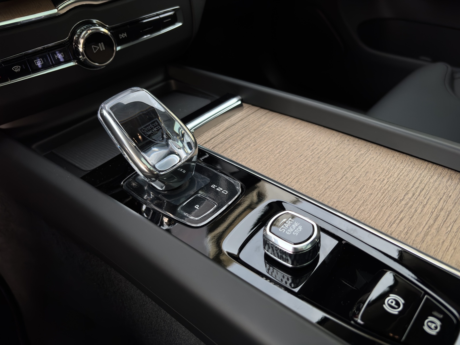 VOLVO XC60 2.0 B5 MH Ultra Dark AWD-image-14