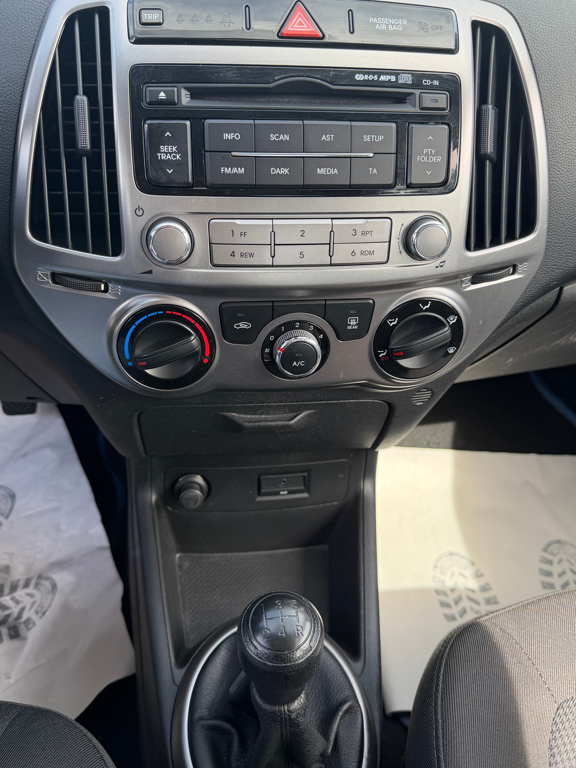 HYUNDAI i20 1.2 Comfort-image-8