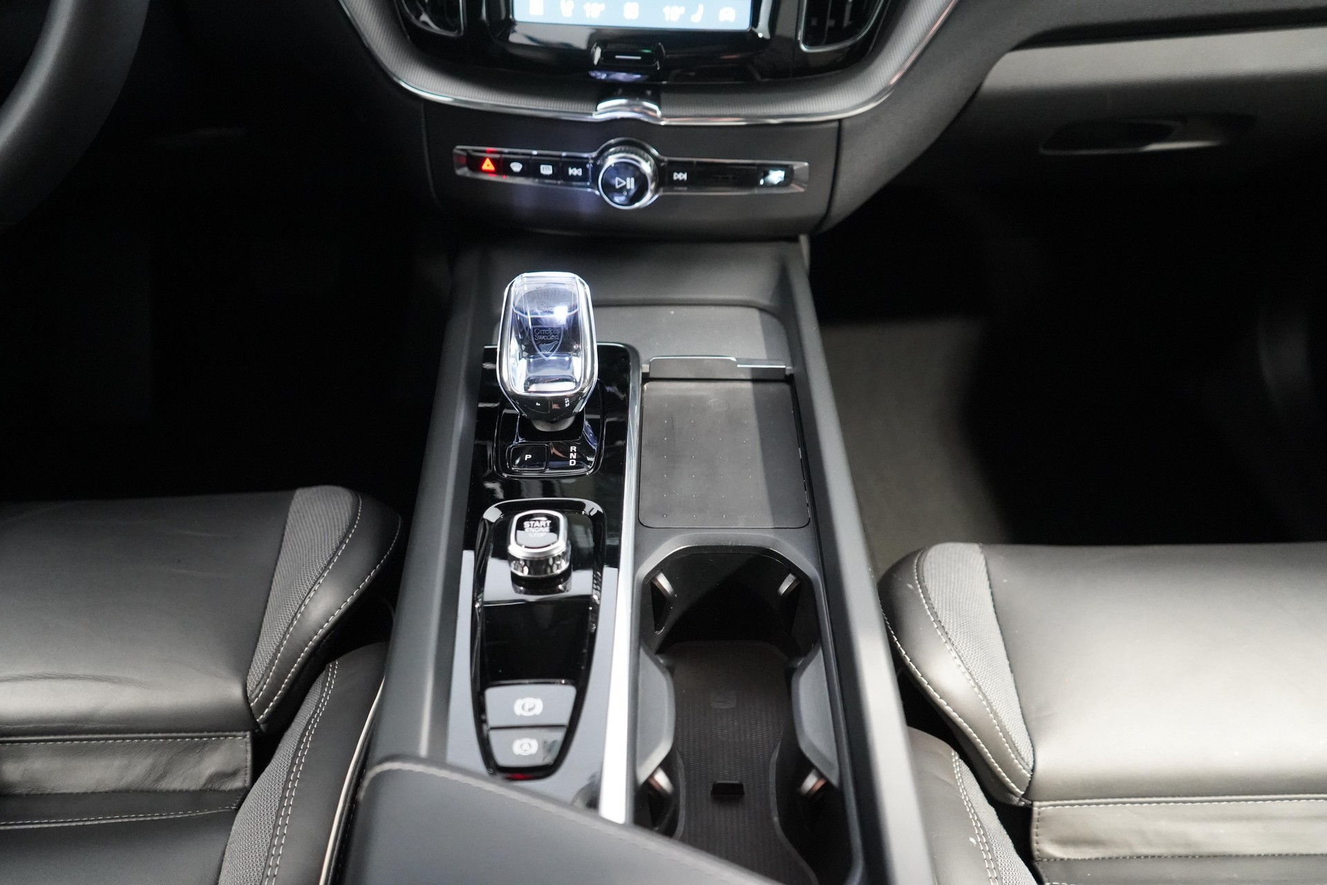 VOLVO XC60 2.0 B5 MH Ultra Black Edition AWD-image-11