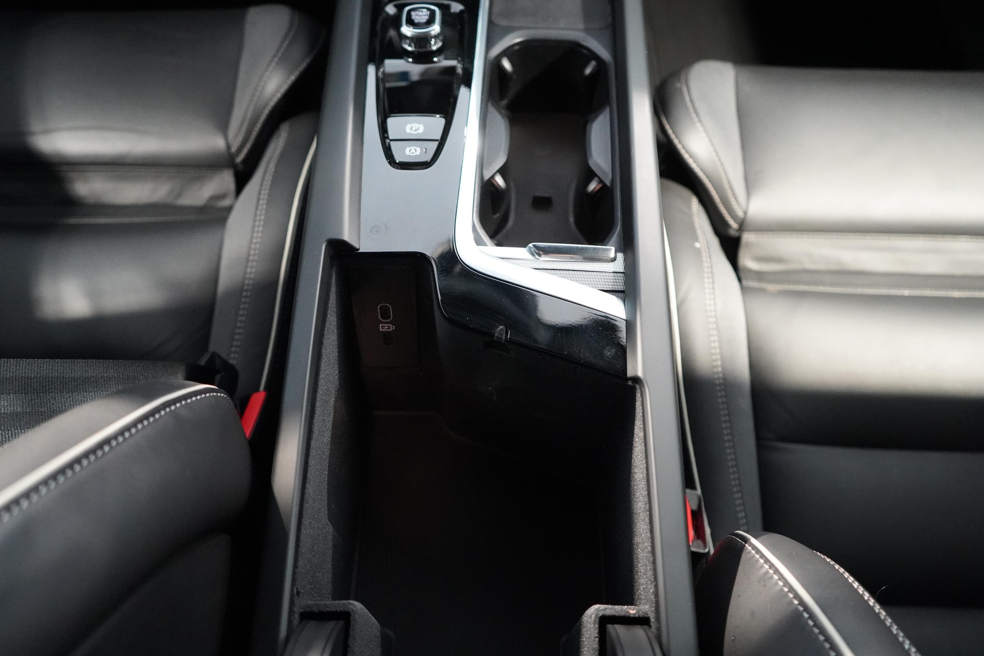 VOLVO XC60 2.0 B5 MH Ultra Black Edition AWD-image-12