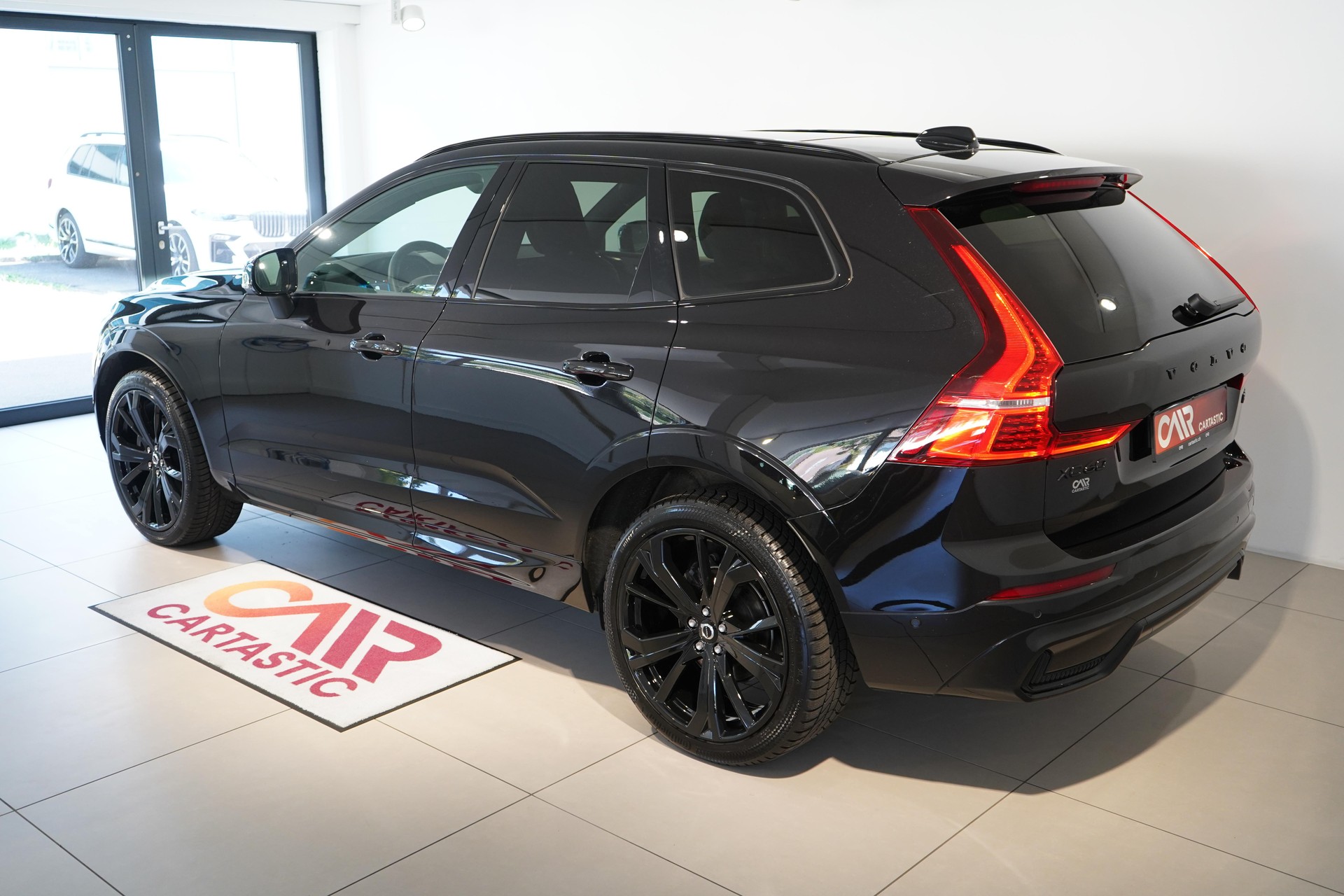 VOLVO XC60 2.0 B5 MH Ultra Black Edition AWD-showroom-element-3