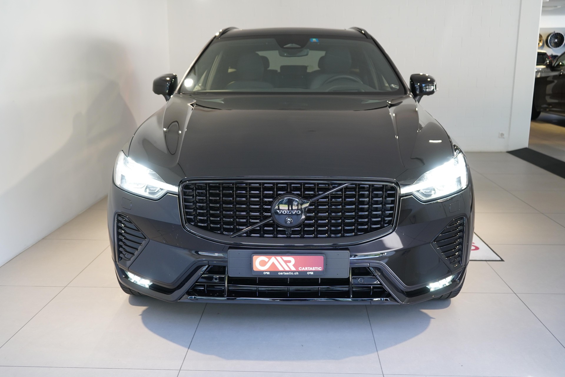 VOLVO XC60 2.0 B5 MH Ultra Black Edition AWD-showroom-element-2