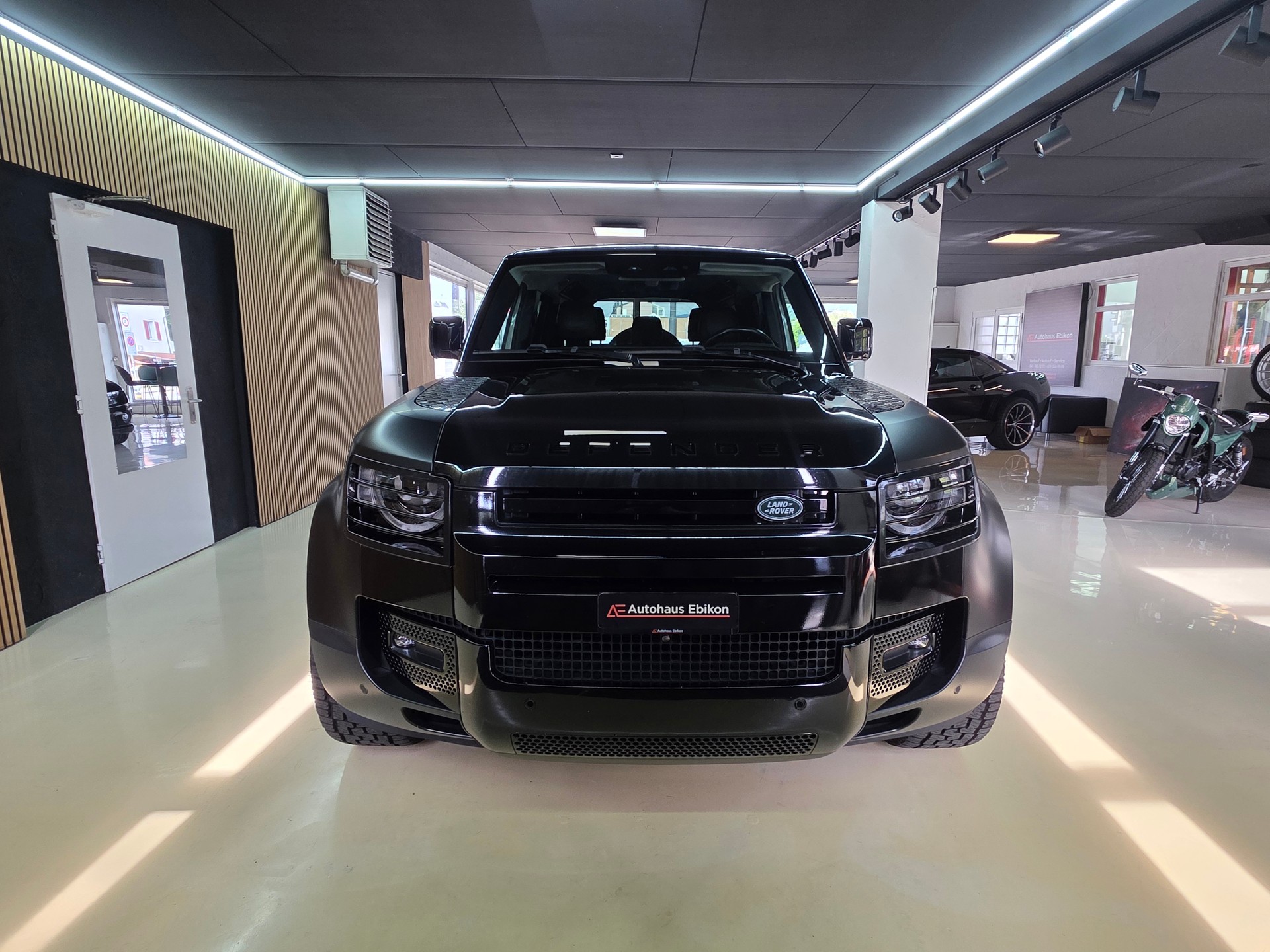 LAND ROVER Defender 110 D240 SD4 First Edition AT8 Black Beast-showroom-element-1
