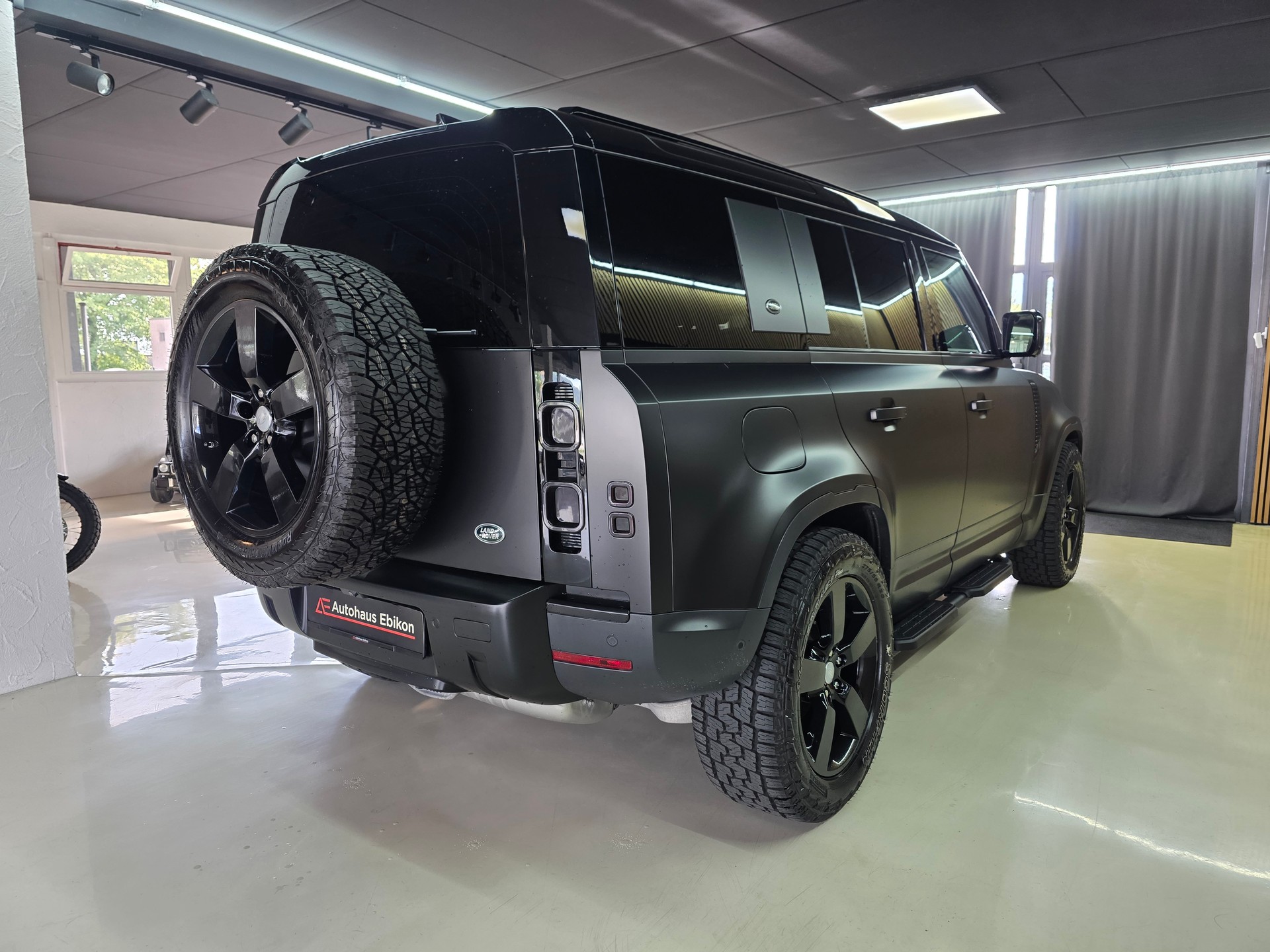 LAND ROVER Defender 110 D240 SD4 First Edition AT8 Black Beast-image-6