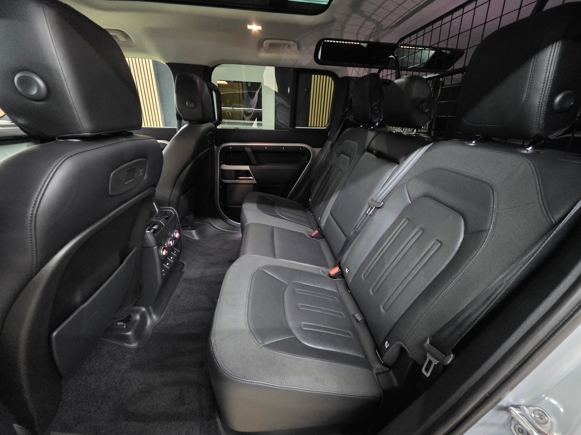 LAND ROVER Defender 110 D240 SD4 First Edition AT8 Black Beast-image-18