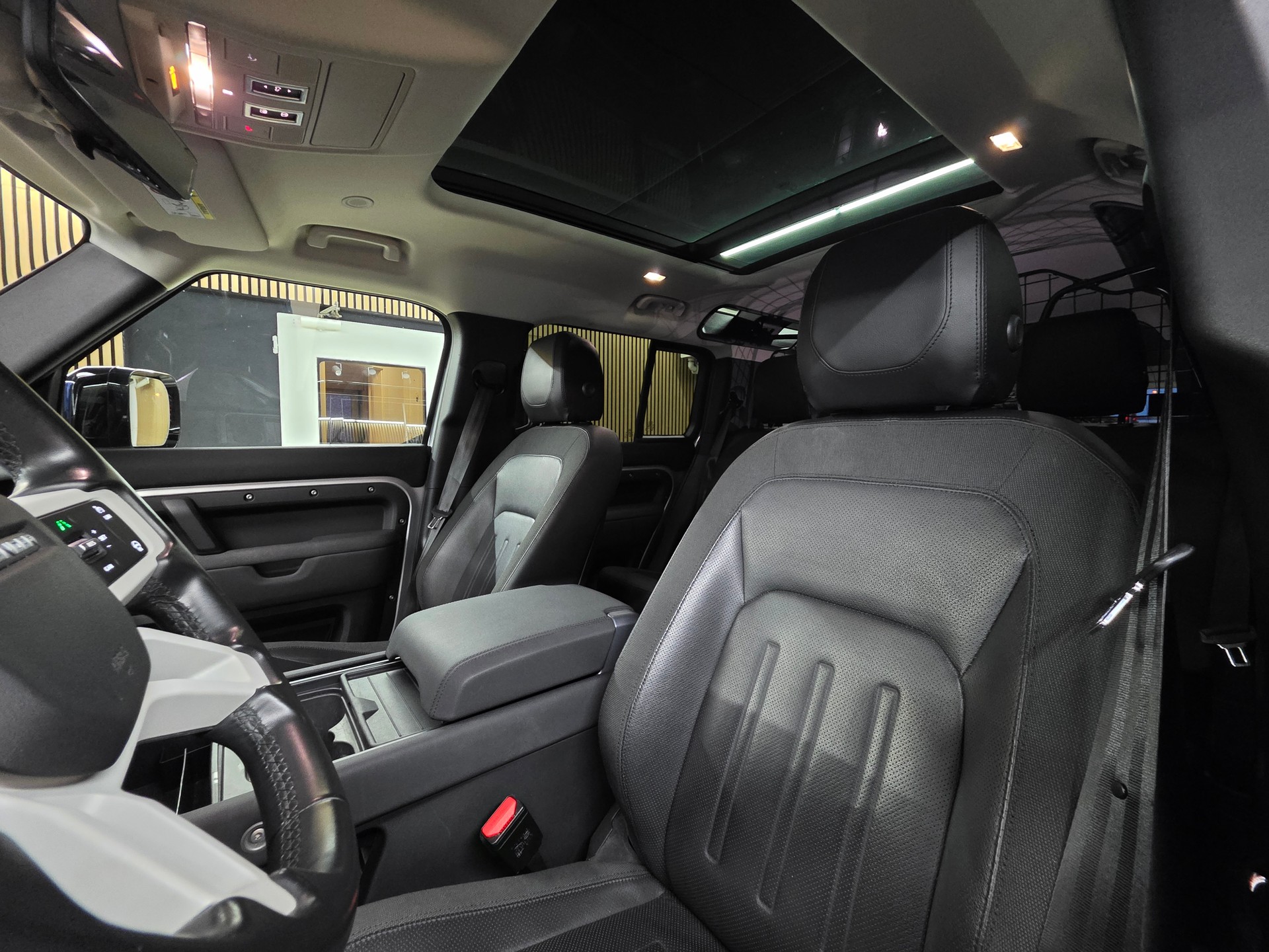 LAND ROVER Defender 110 D240 SD4 First Edition AT8 Black Beast-image-9