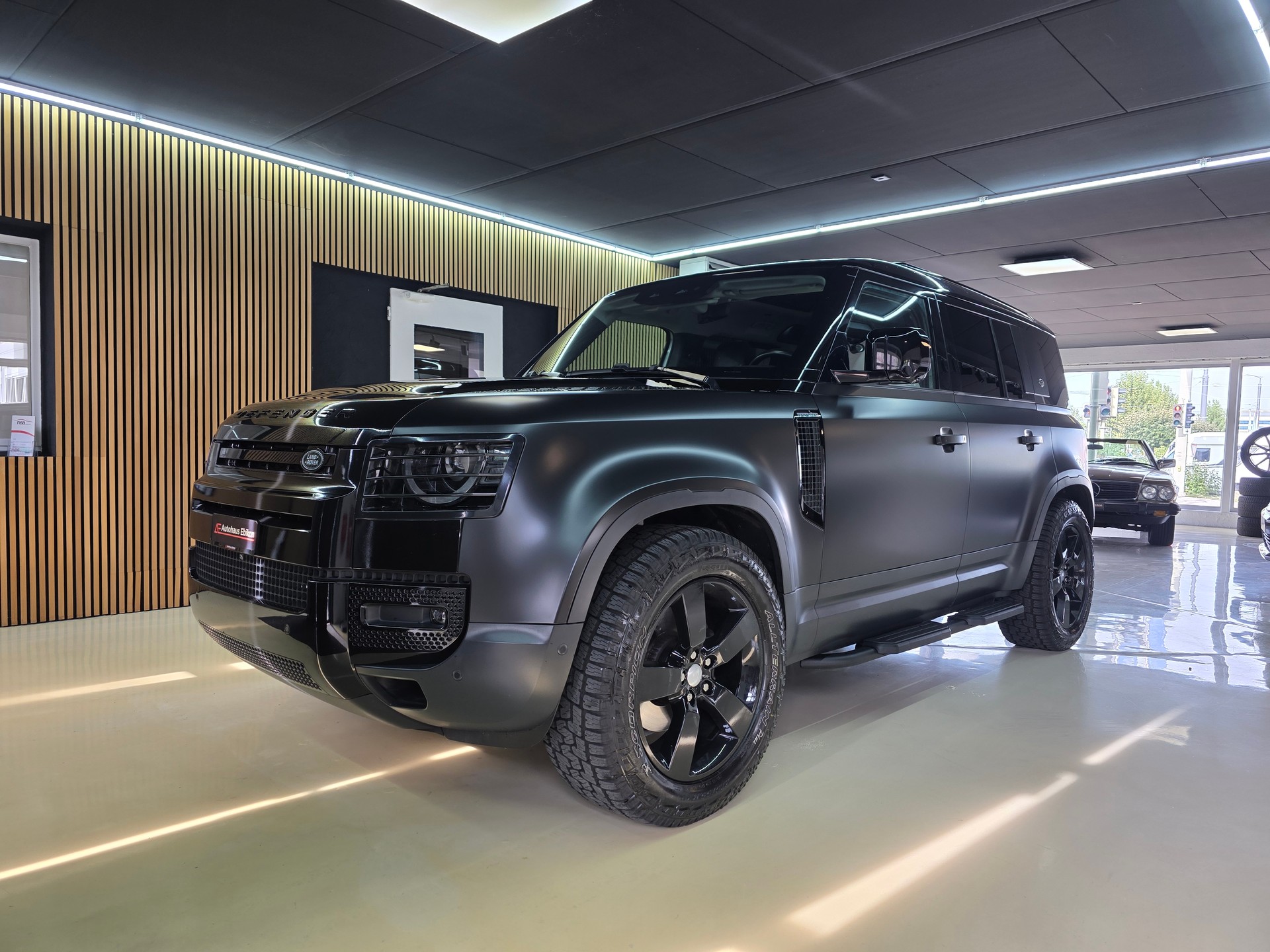 LAND ROVER Defender 110 D240 SD4 First Edition AT8 Black Beast-showroom-element-2