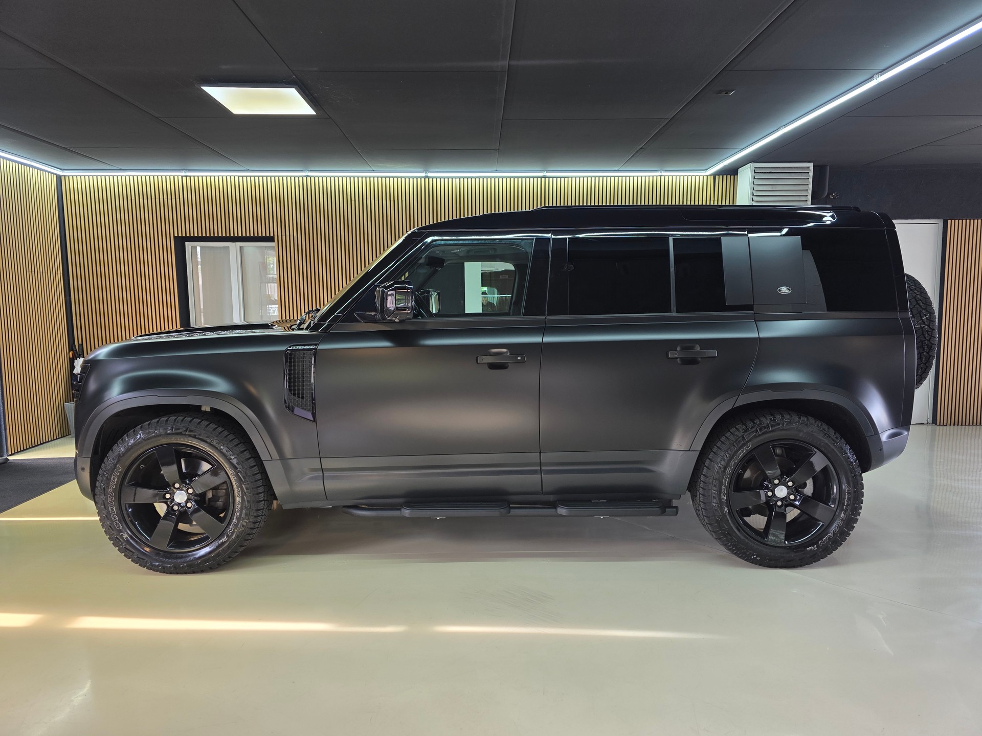 LAND ROVER Defender 110 D240 SD4 First Edition AT8 Black Beast-showroom-element-3