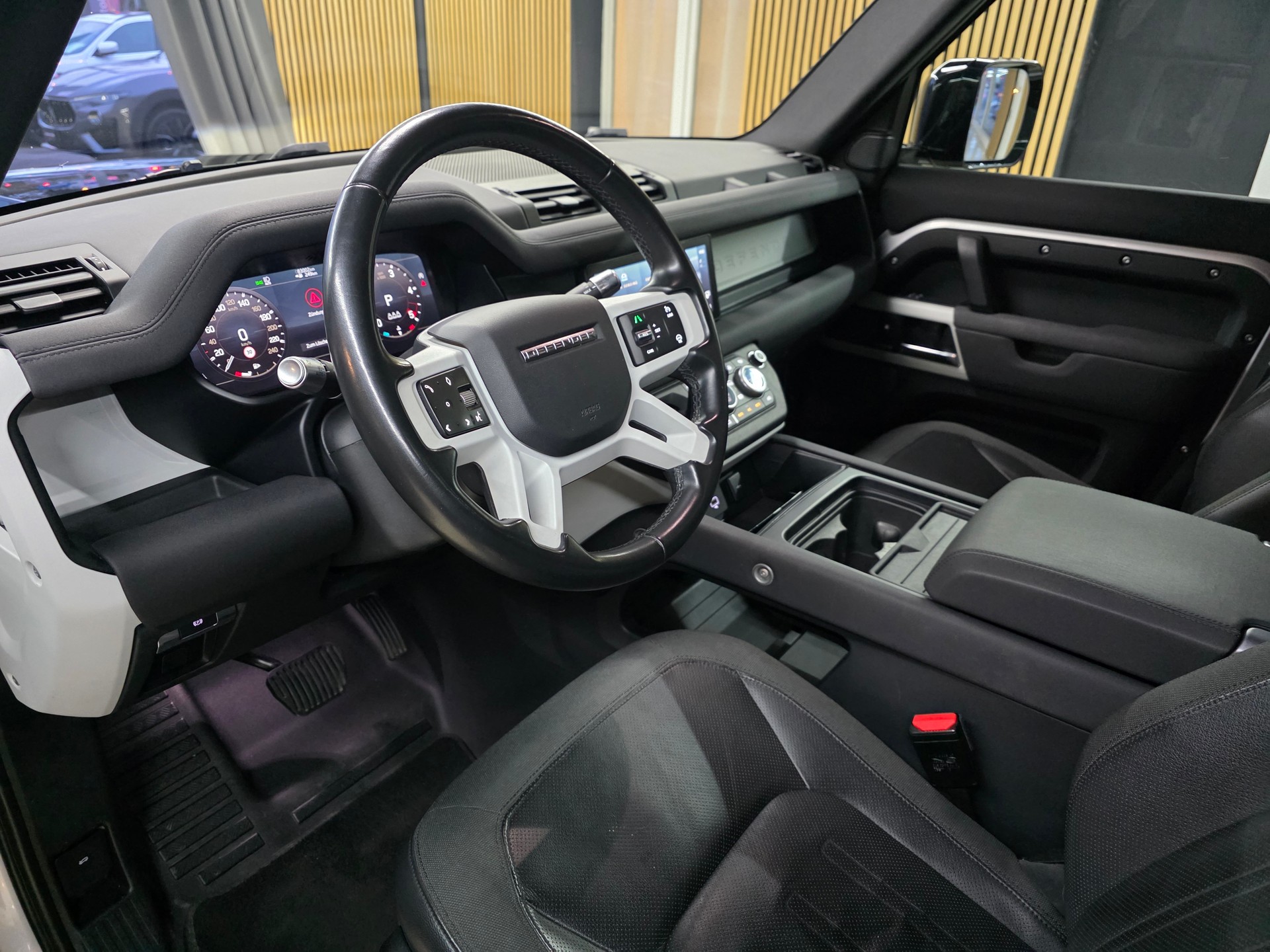 LAND ROVER Defender 110 D240 SD4 First Edition AT8 Black Beast-image-7