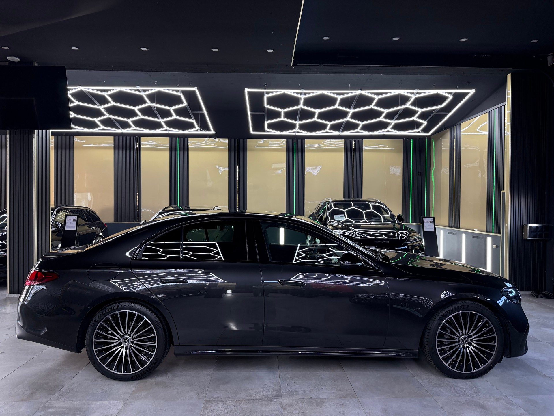 MERCEDES-BENZ E 220 d 4Matic 9G-Tronic-showroom-element-3