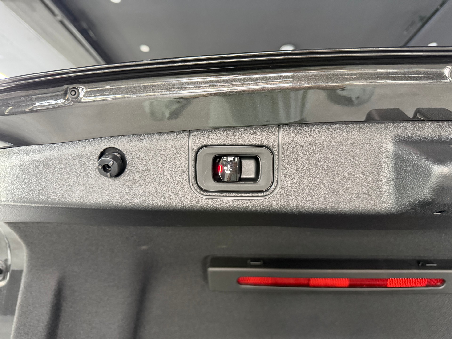 MERCEDES-BENZ E 220 d 4Matic 9G-Tronic-image-28